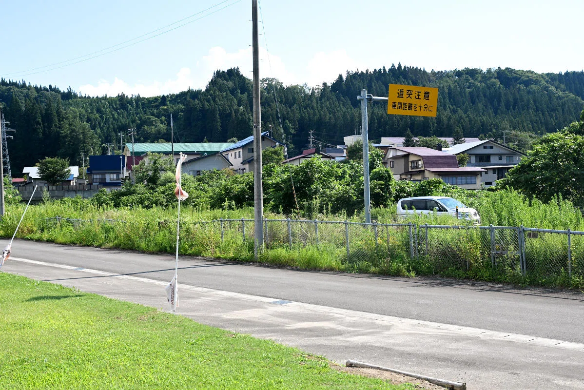 黄色い看板の下から縄文の女神