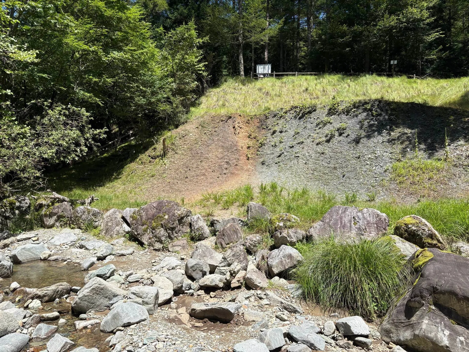 ゼロ磁場の心地よさを感じて～北川の露頭と分杭峠の水場【紀行文