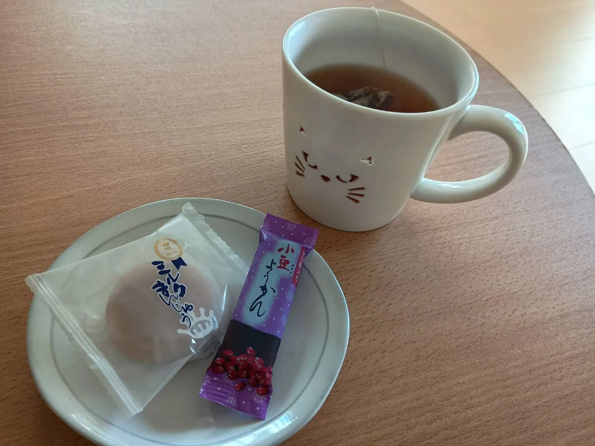 ミニミルクまんじゅうと小豆ようかん、紅茶