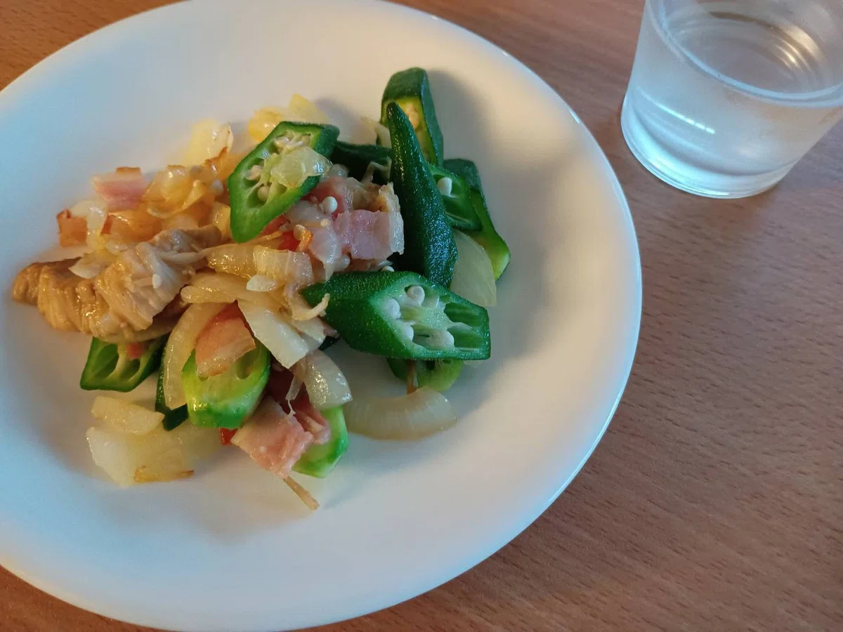 オクラとベーコンと玉ねぎとエノキ茸の炒め物、スプリッツァー