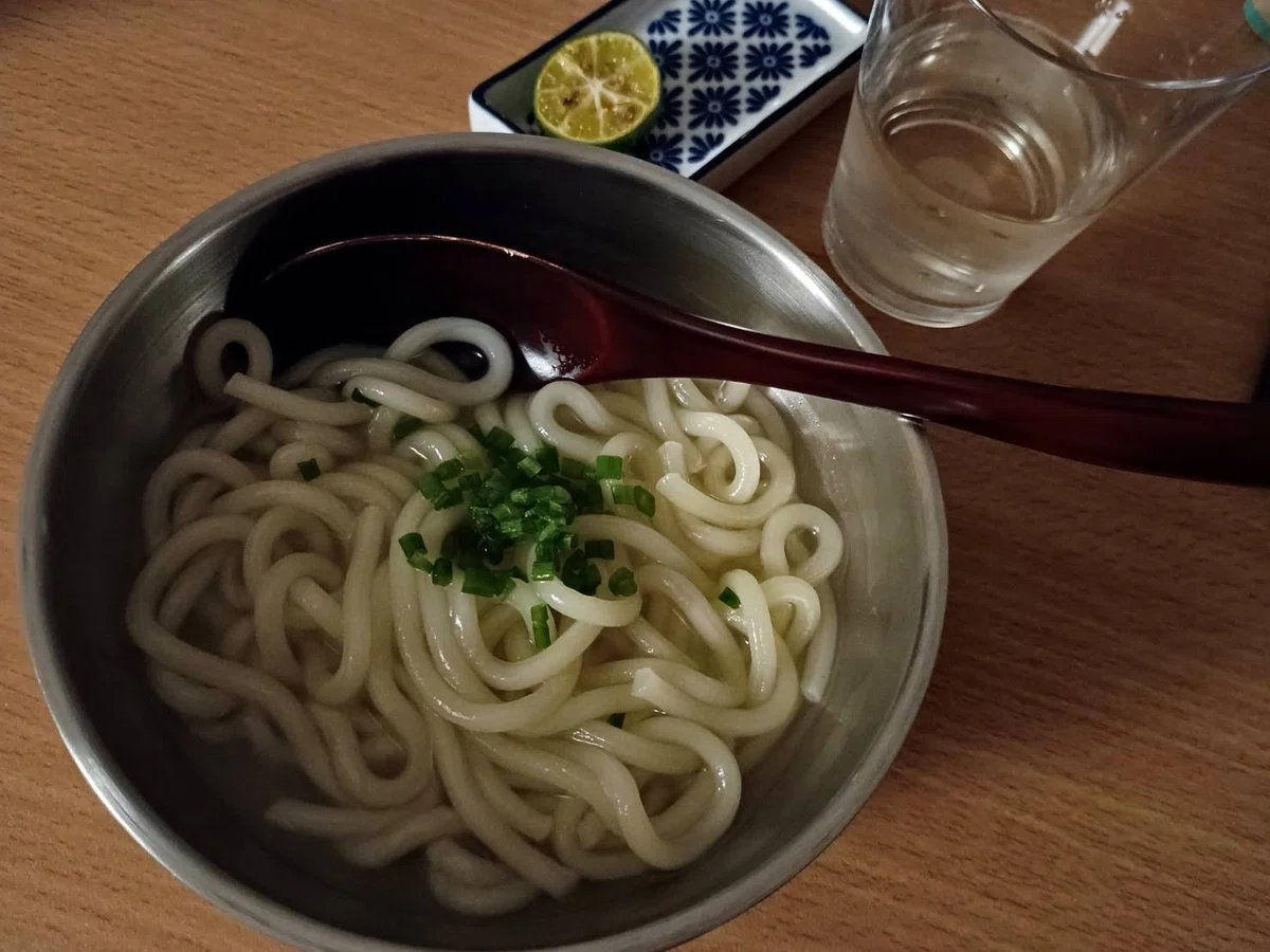 細ねぎが載った、お汁の細うどん、シークヮーサー、スプリッツァー