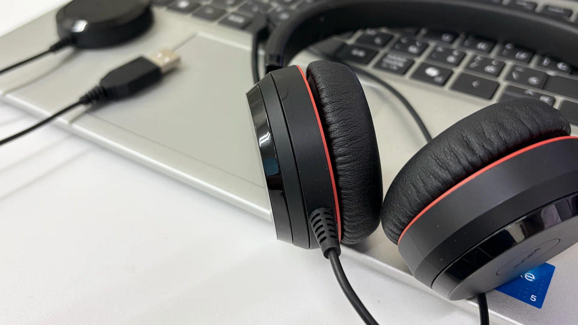 レビュー】Web会議におすすめの有線ヘッドセット。Jabra Evolveで耳の