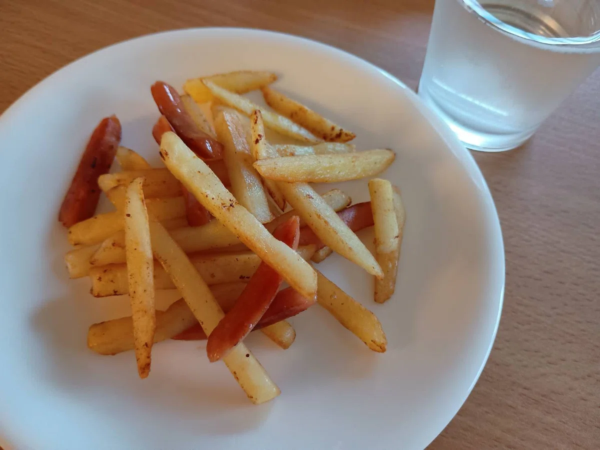ソーセージとフライドポテトのにんにくヌクマム炒め、スプリッツァー