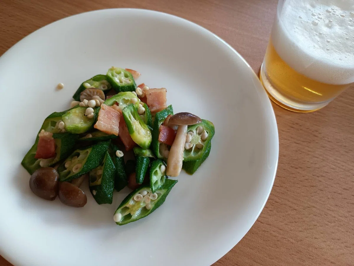 オクラとベーコンとしめじの炒め物、ビール