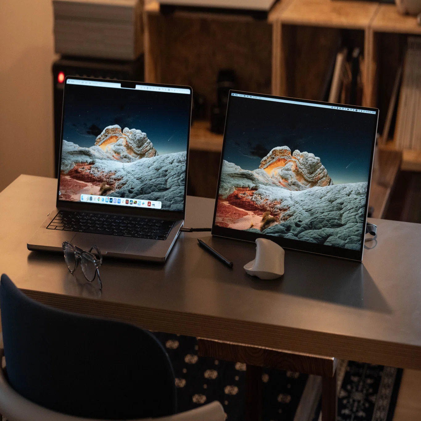 持ち出しも、デスク常設も。一台で完結する次世代モバイルモニター