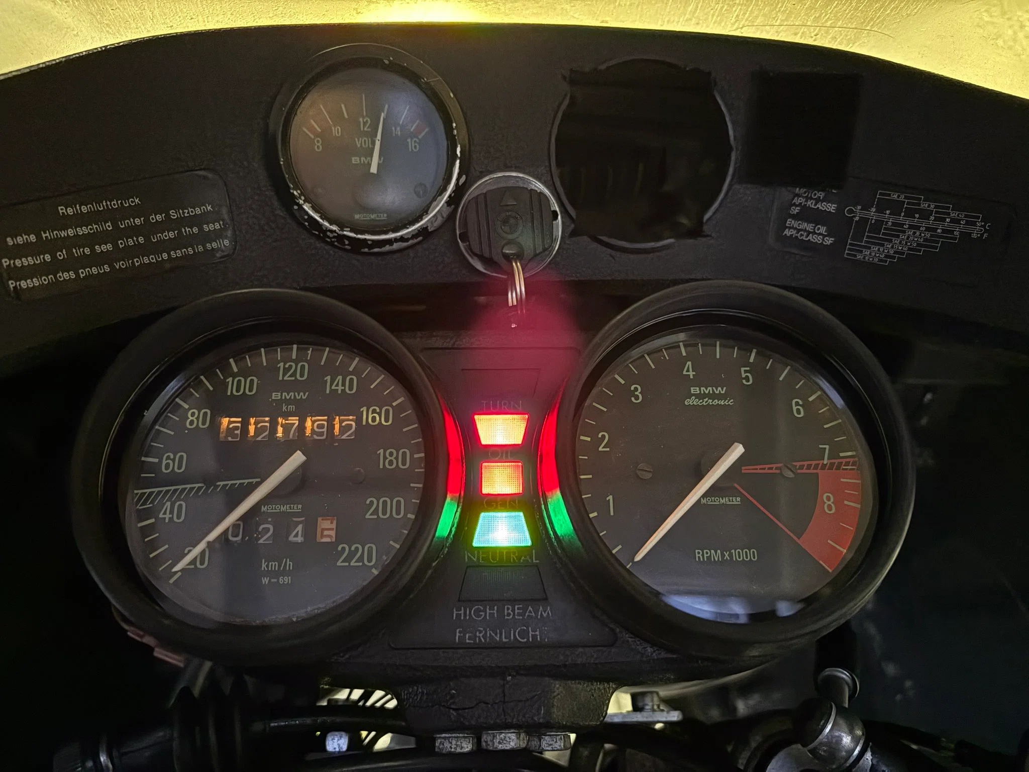 Installing an oil temperature gauge on a BMW R100RS (Monolever