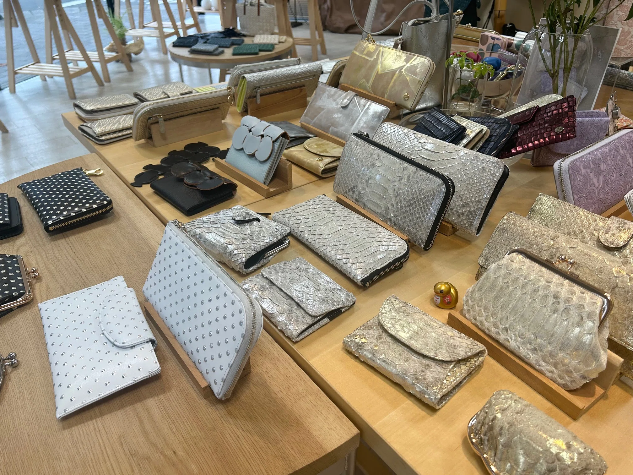 How is this wallet made? - A look behind the scenes of manufacturing ...