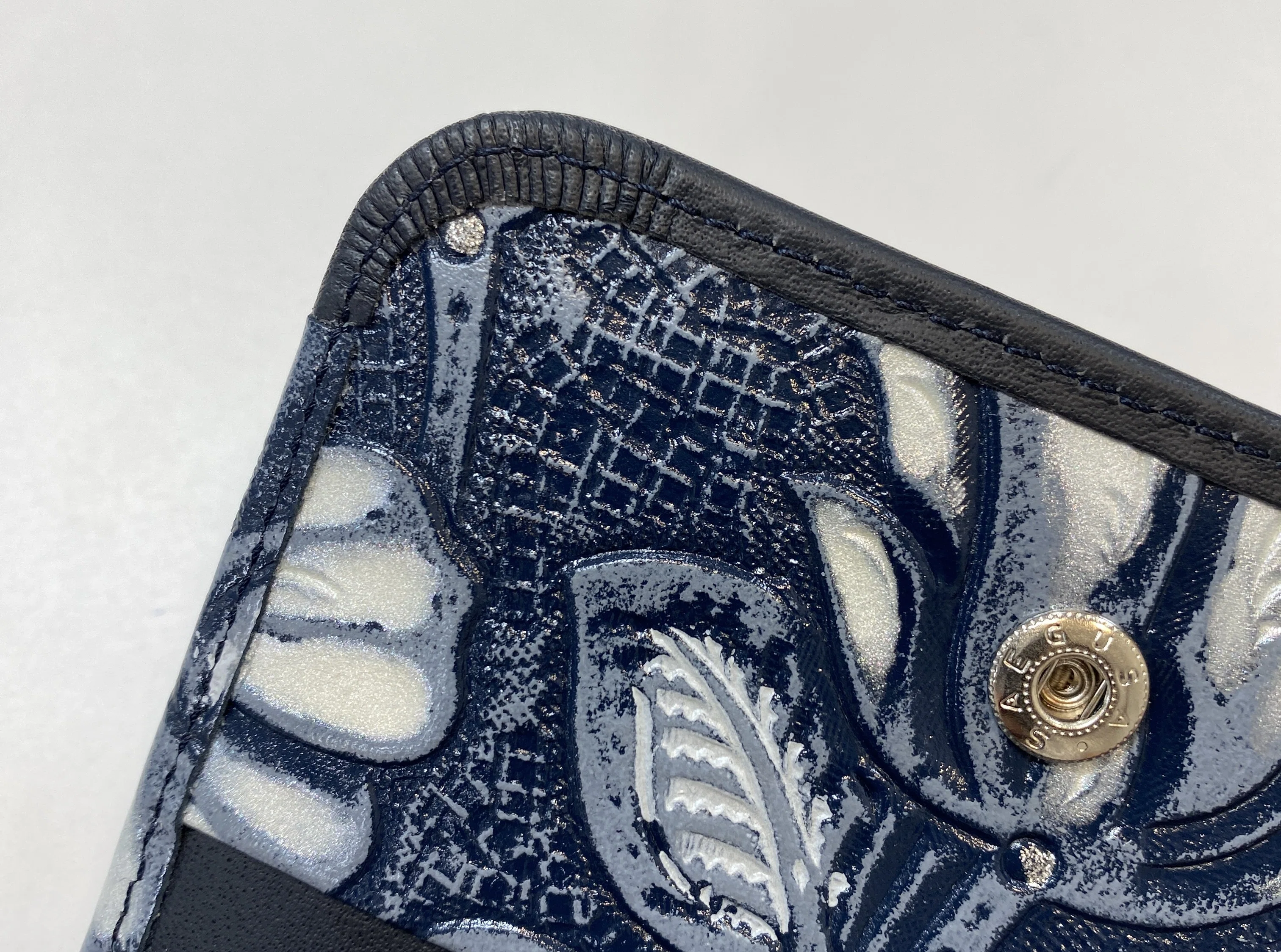 How is this wallet made? - A look behind the scenes of manufacturing ...