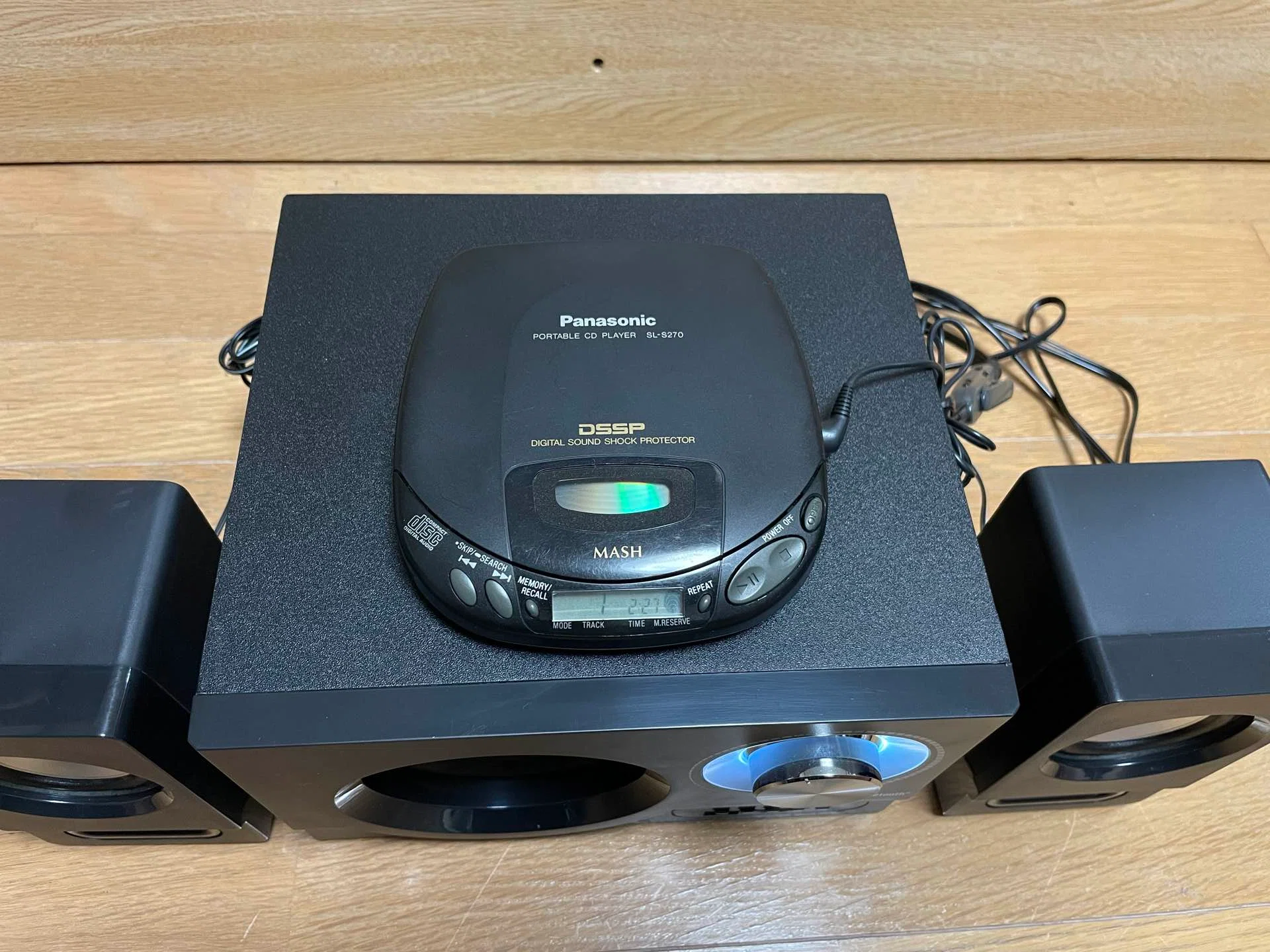30年前のポータブルCDプレーヤーを、今の2.1CHスピーカーにつないで
