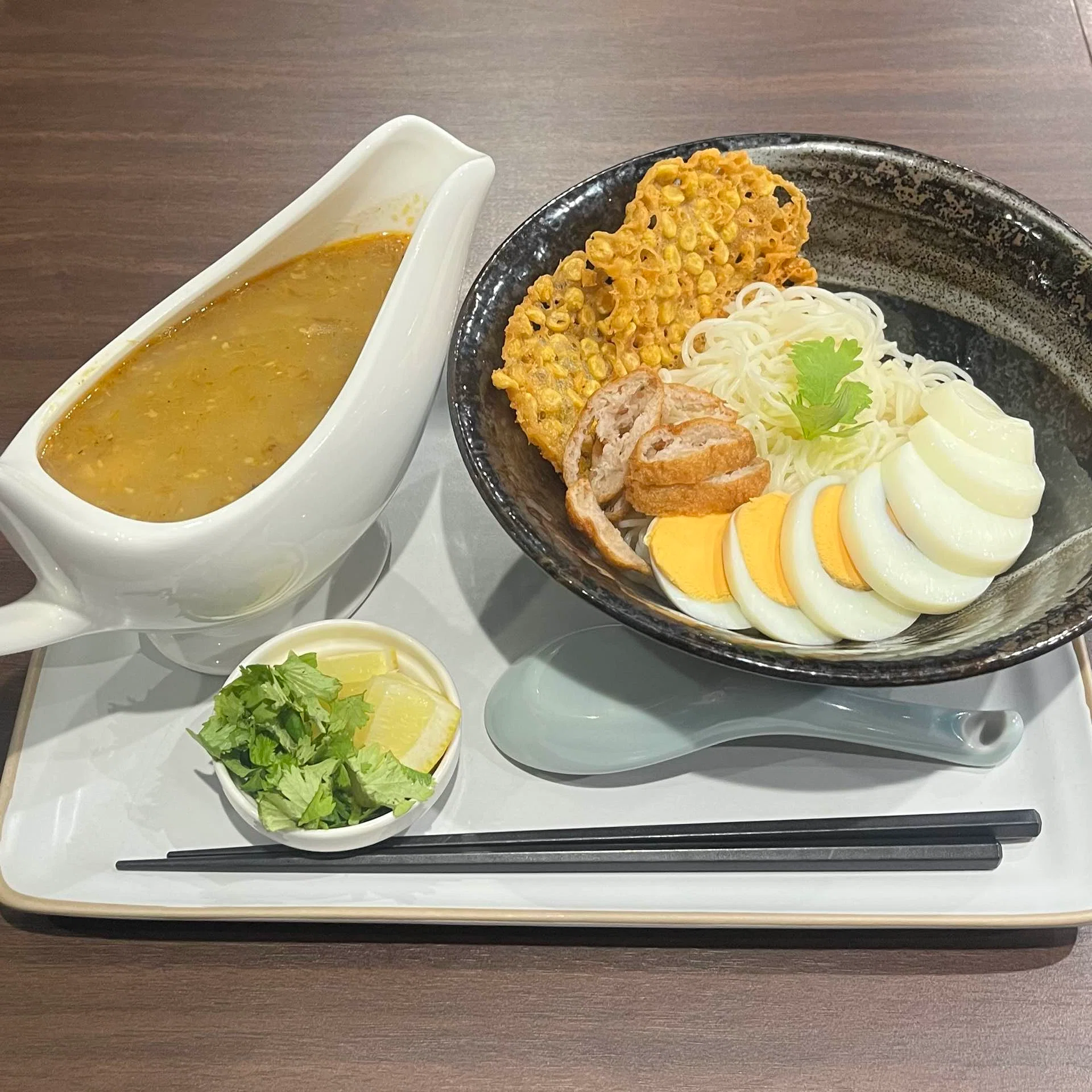 ミャンマーの朝ごはん「モヒンガー」を池袋で。初めての味が、誰かには
