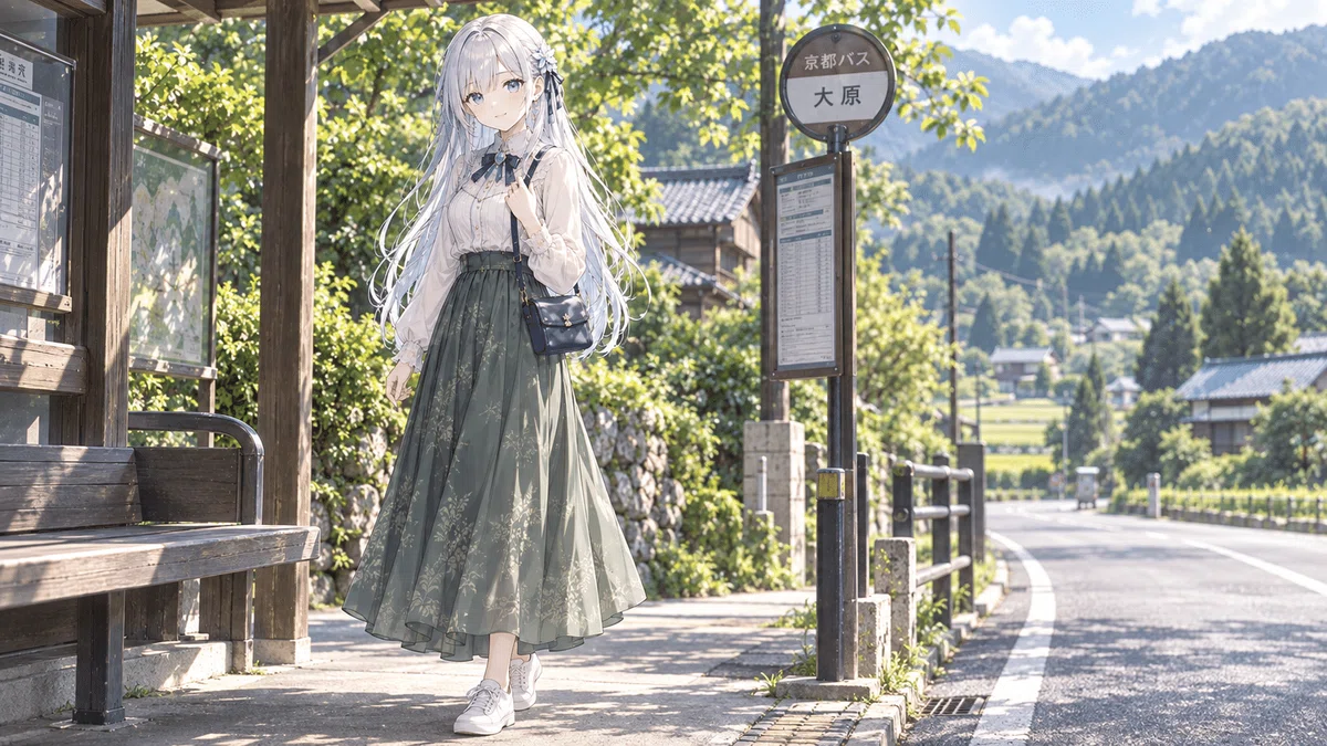 大原をイメージしたバス停で、生成りのブラウスと緑のロングスカートを着たツムギが、バッグの紐に手を添えて微笑む。