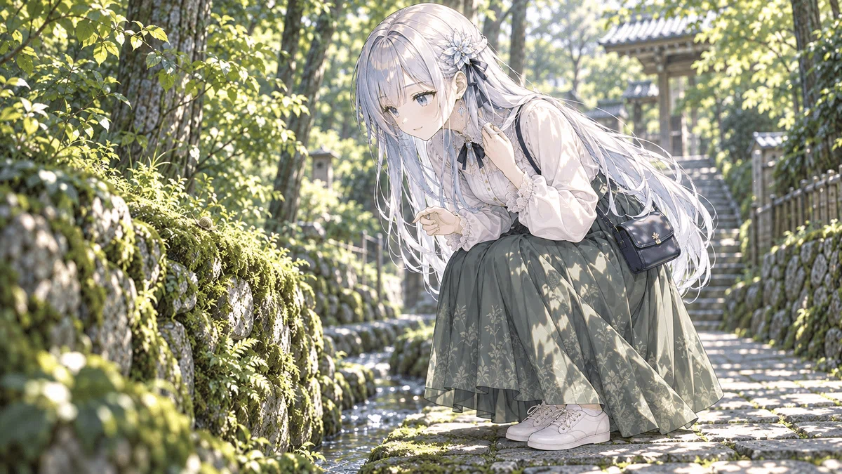 三千院へ向かう道をイメージした石垣のそばで、ツムギが髪を押さえてかたつむりを観察する。触れずに距離を保っている。