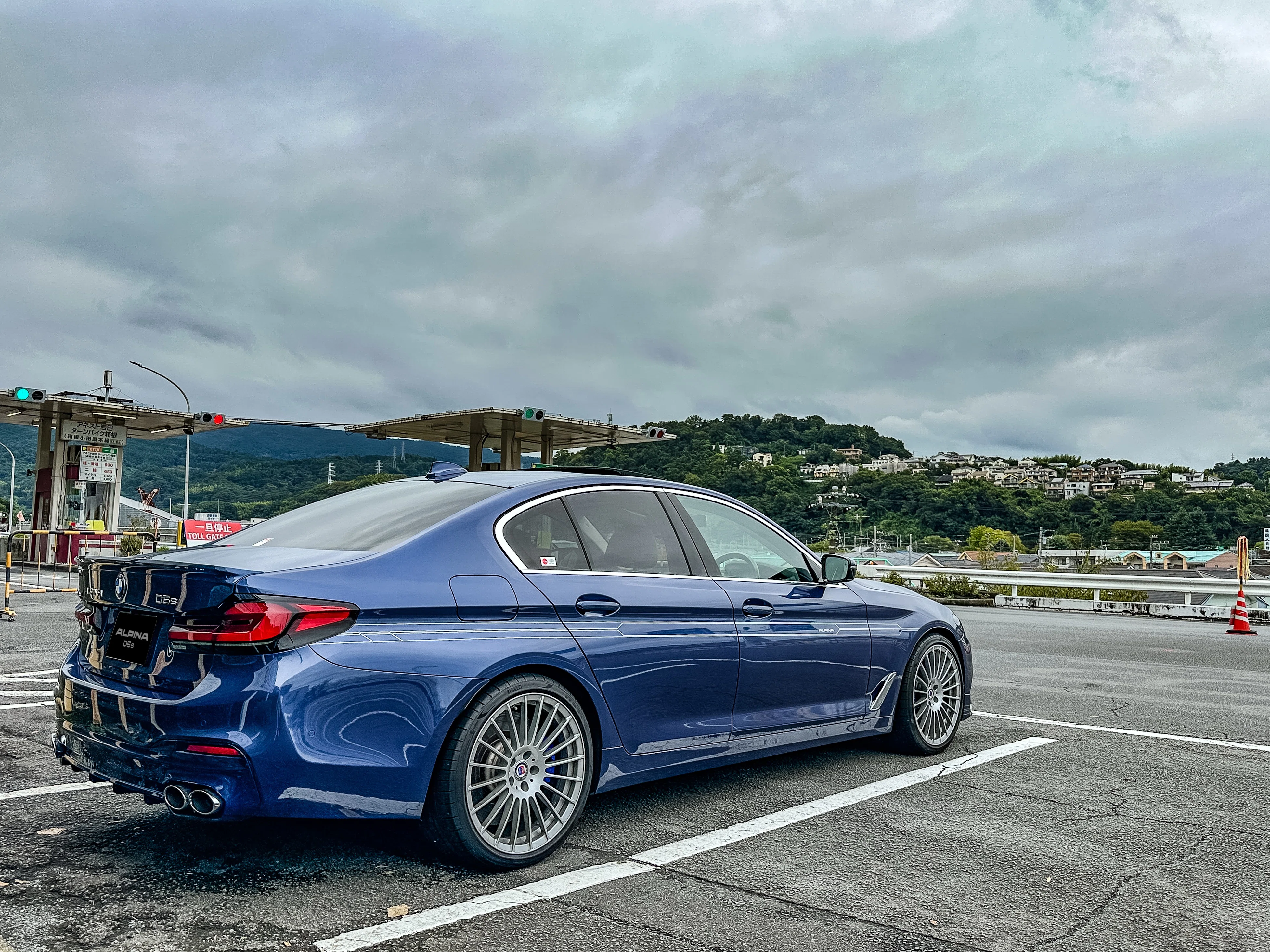 クルマ：ALPINA D5S(G30)霧の中で Z 85mm f/1.8 S、Z 24-120mm f/4 S