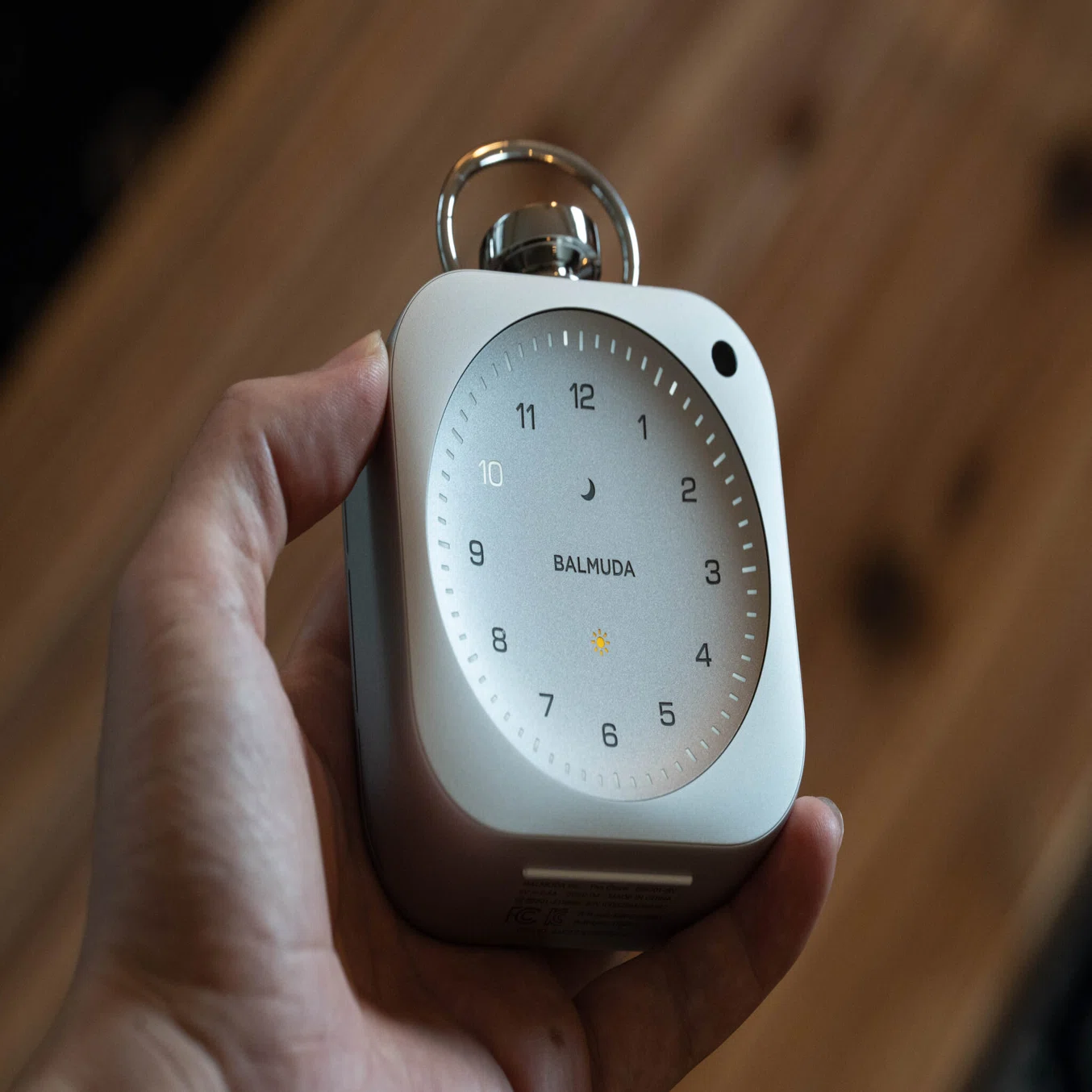 バルミューダ「The Clock」レビュー｜スマホに奪われた朝と夜を、光と