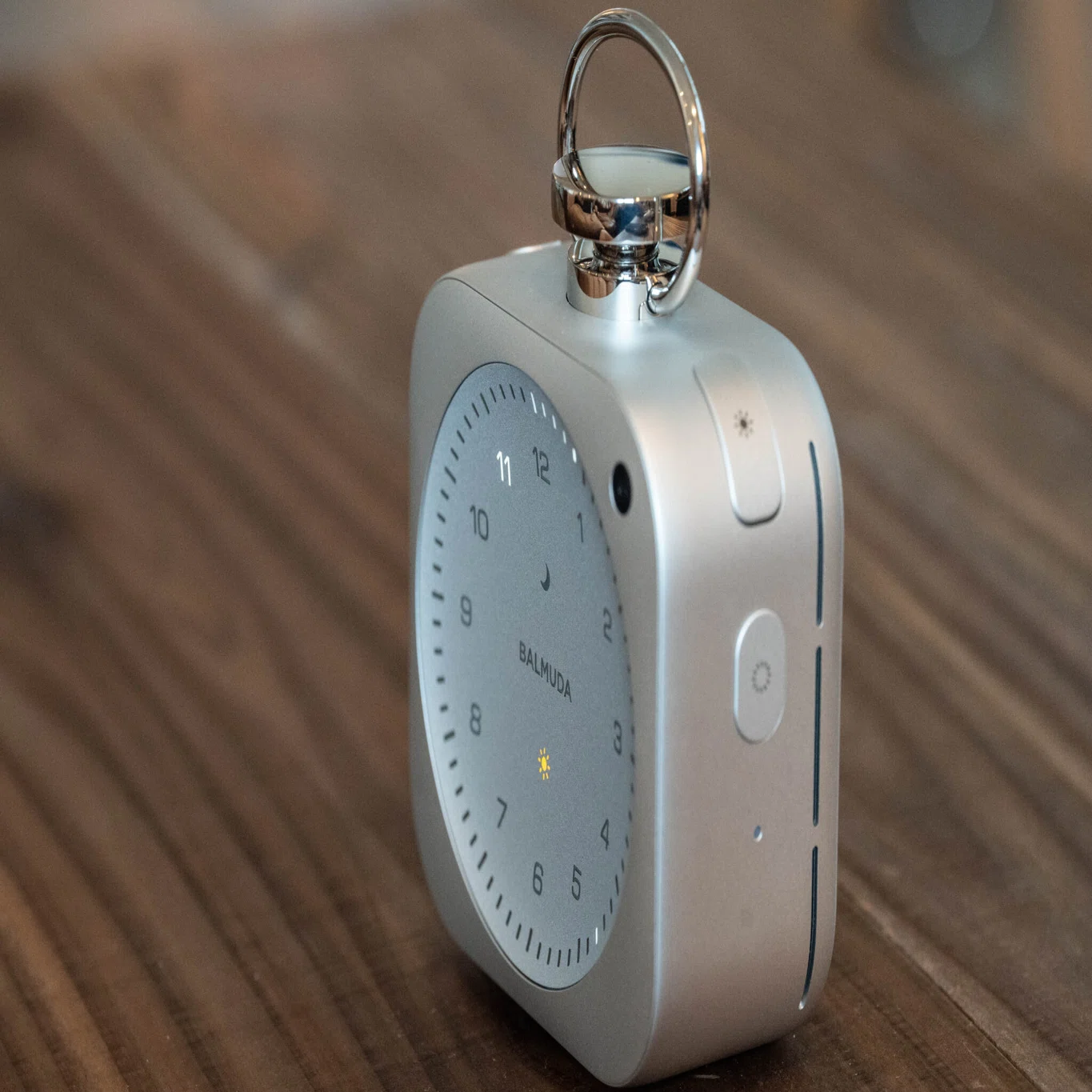 バルミューダ「The Clock」レビュー｜スマホに奪われた朝と夜を、光と