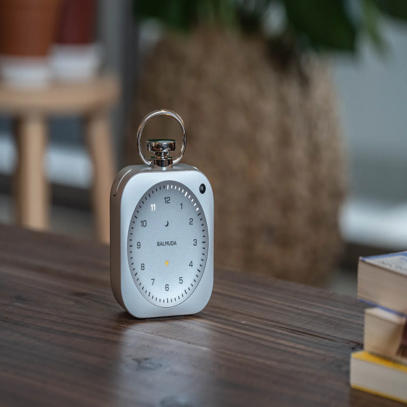 バルミューダ「The Clock」レビュー｜スマホに奪われた朝と夜を、光と