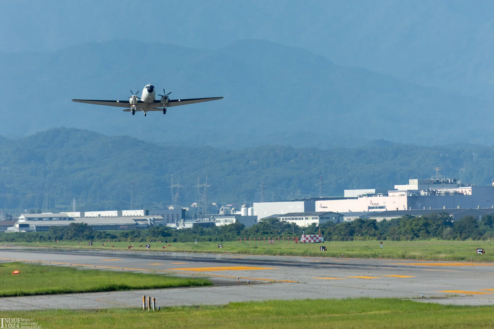 富山空港にやってきた、81歳のDouglas DC-3-65TP｜inoue1024