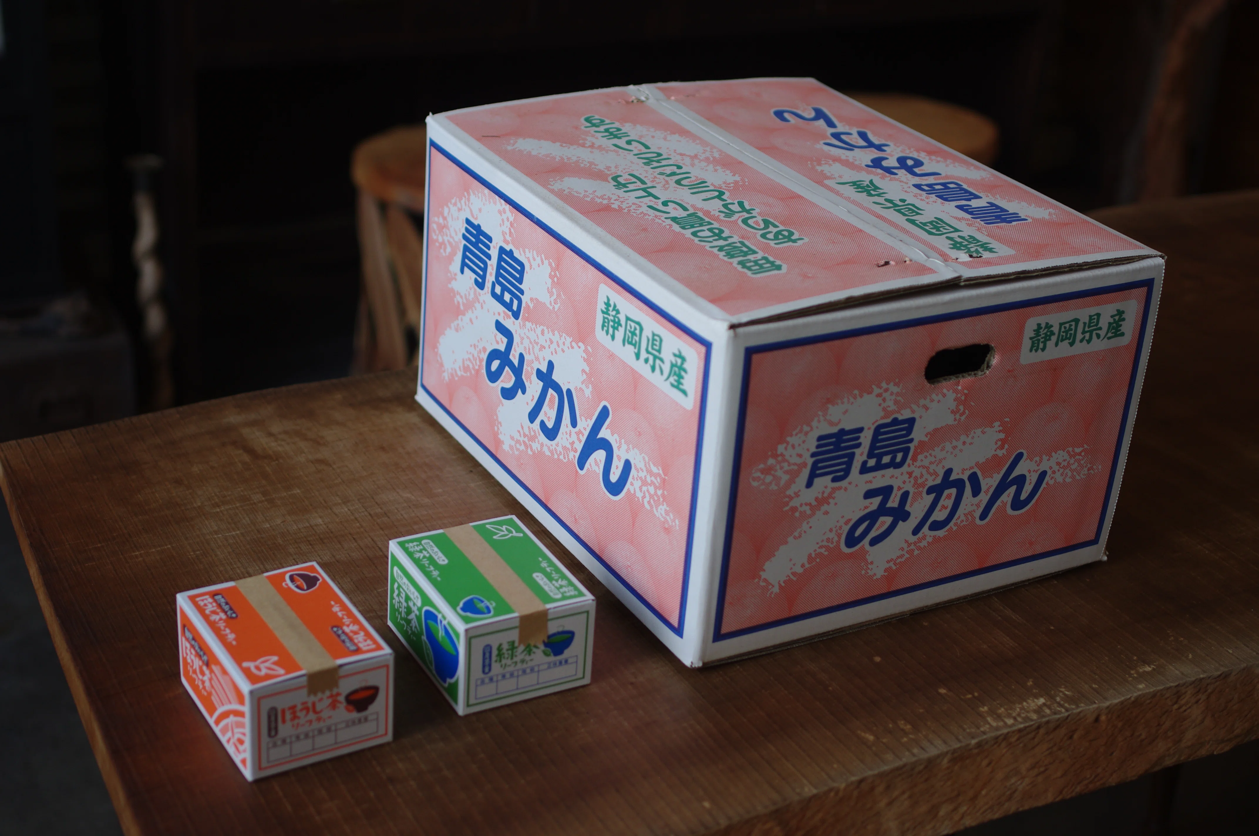 A small tea box that fits in the palm of your hand.｜お茶を片手に