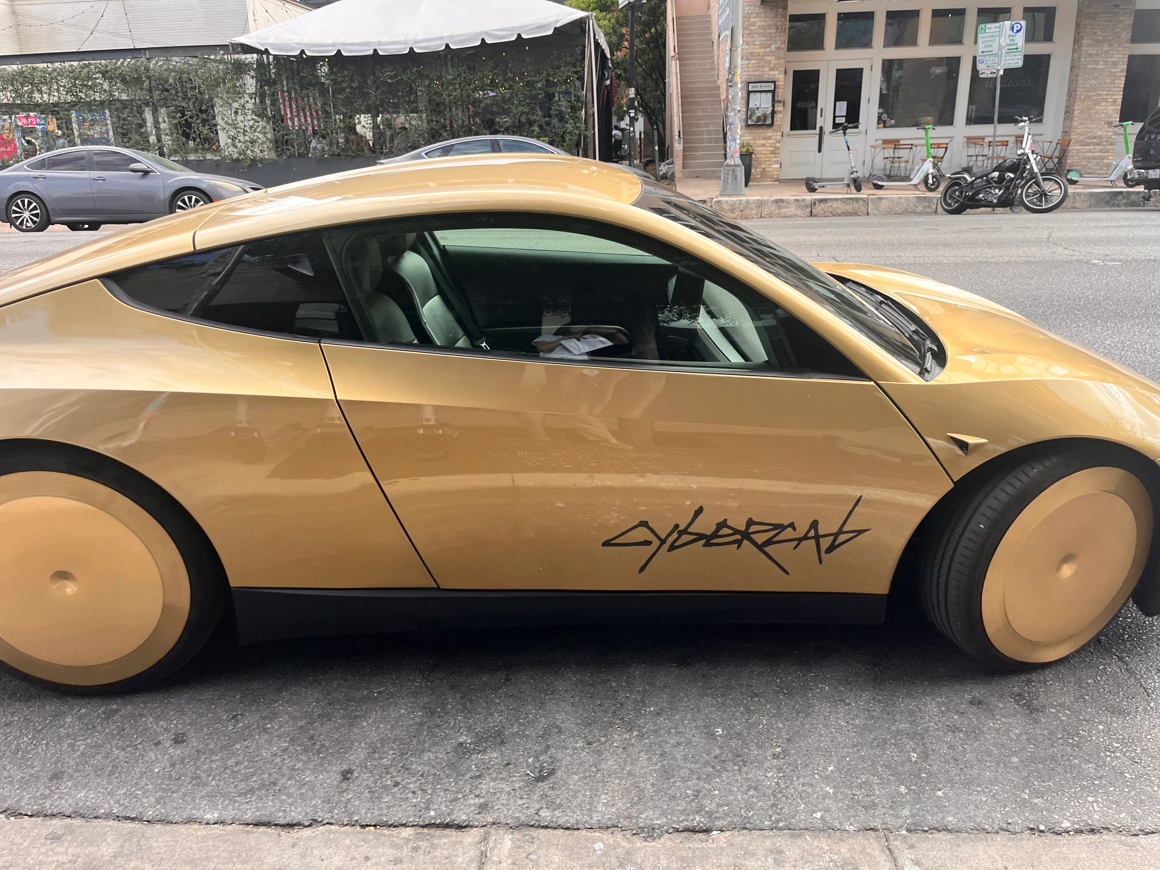 2026年9月より世界に先駆けオースティンで乗車サービスを開始したCybercab