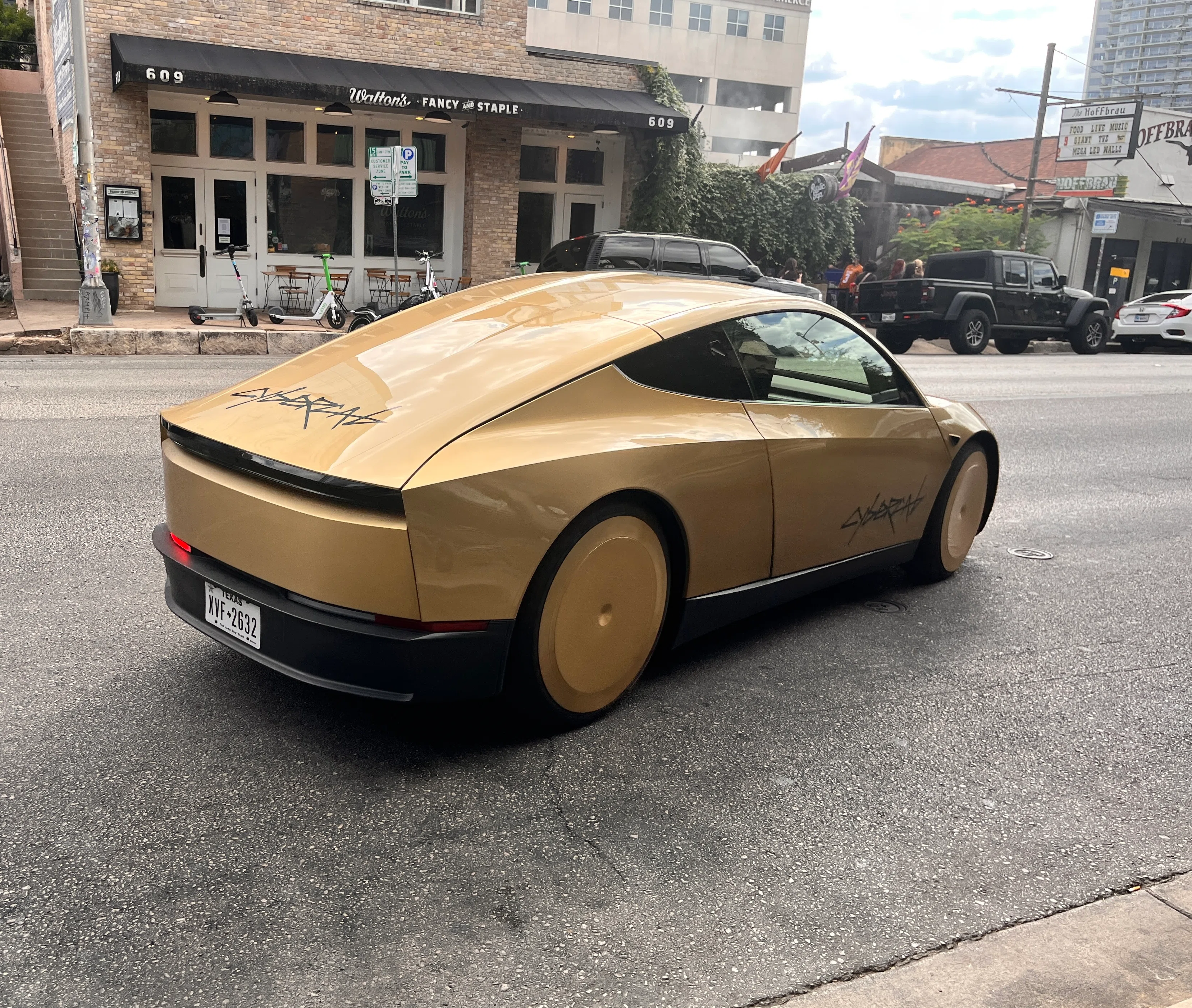 定員4名のモデルYに比べ定員2名と小型のCybercab。ピーク時は30−40分待ちと人気がある