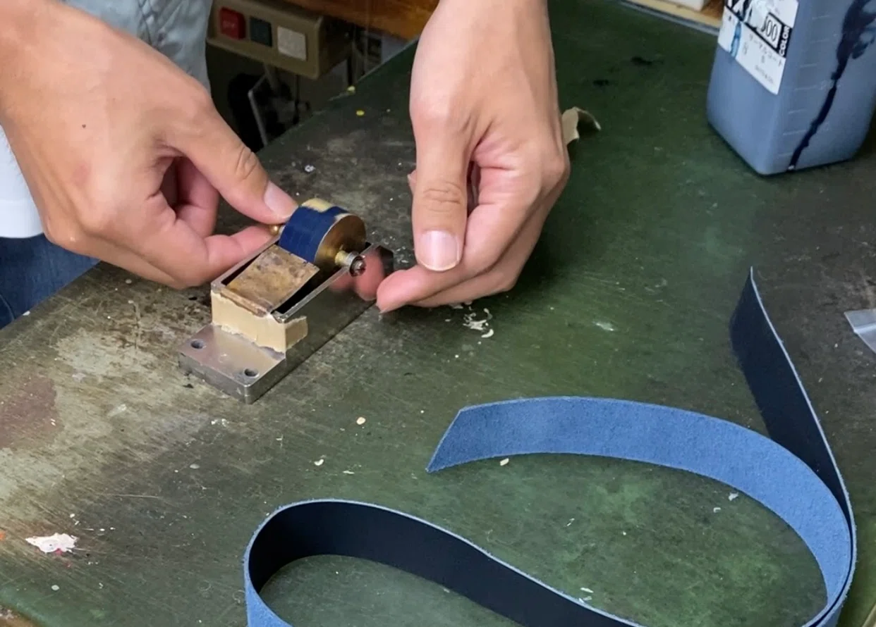 How is this wallet made? - A look behind the scenes of manufacturing ...