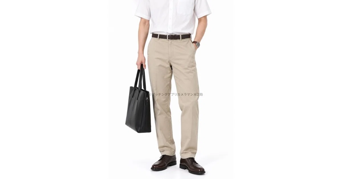 カーキやベージュ系パンツを使った男性のプロフィール写真向け服装例
