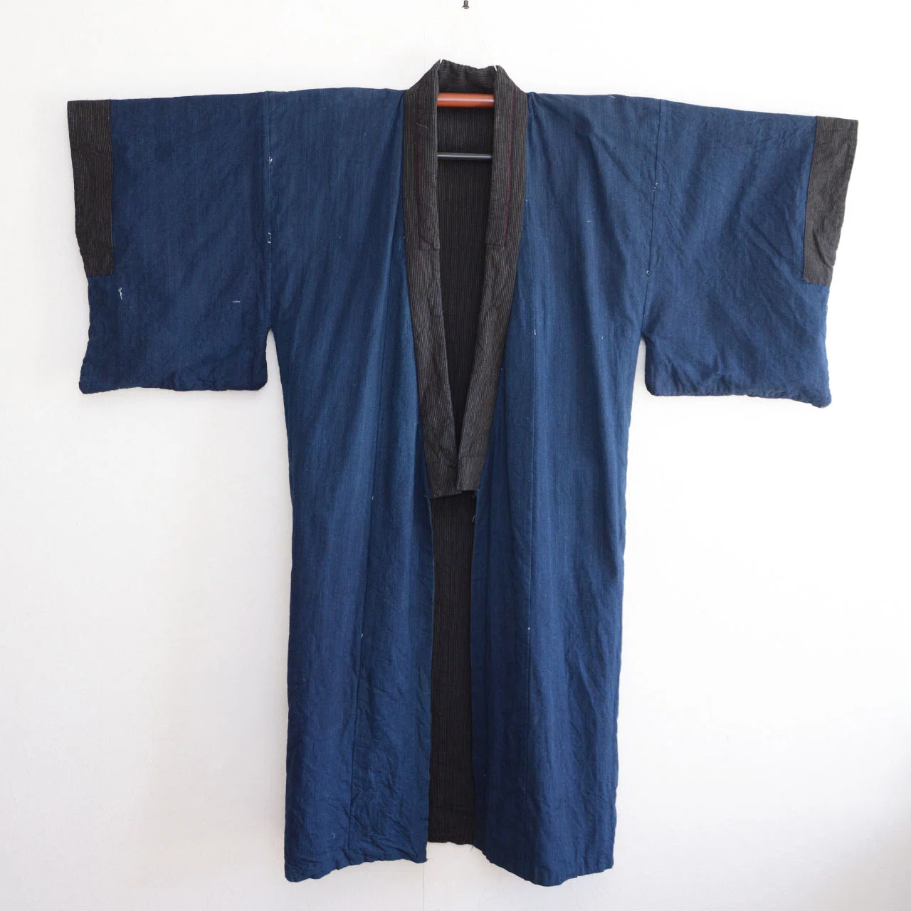 この着物は、裏の藍を見てほしい。大正〜昭和初期頃の男物木綿長着