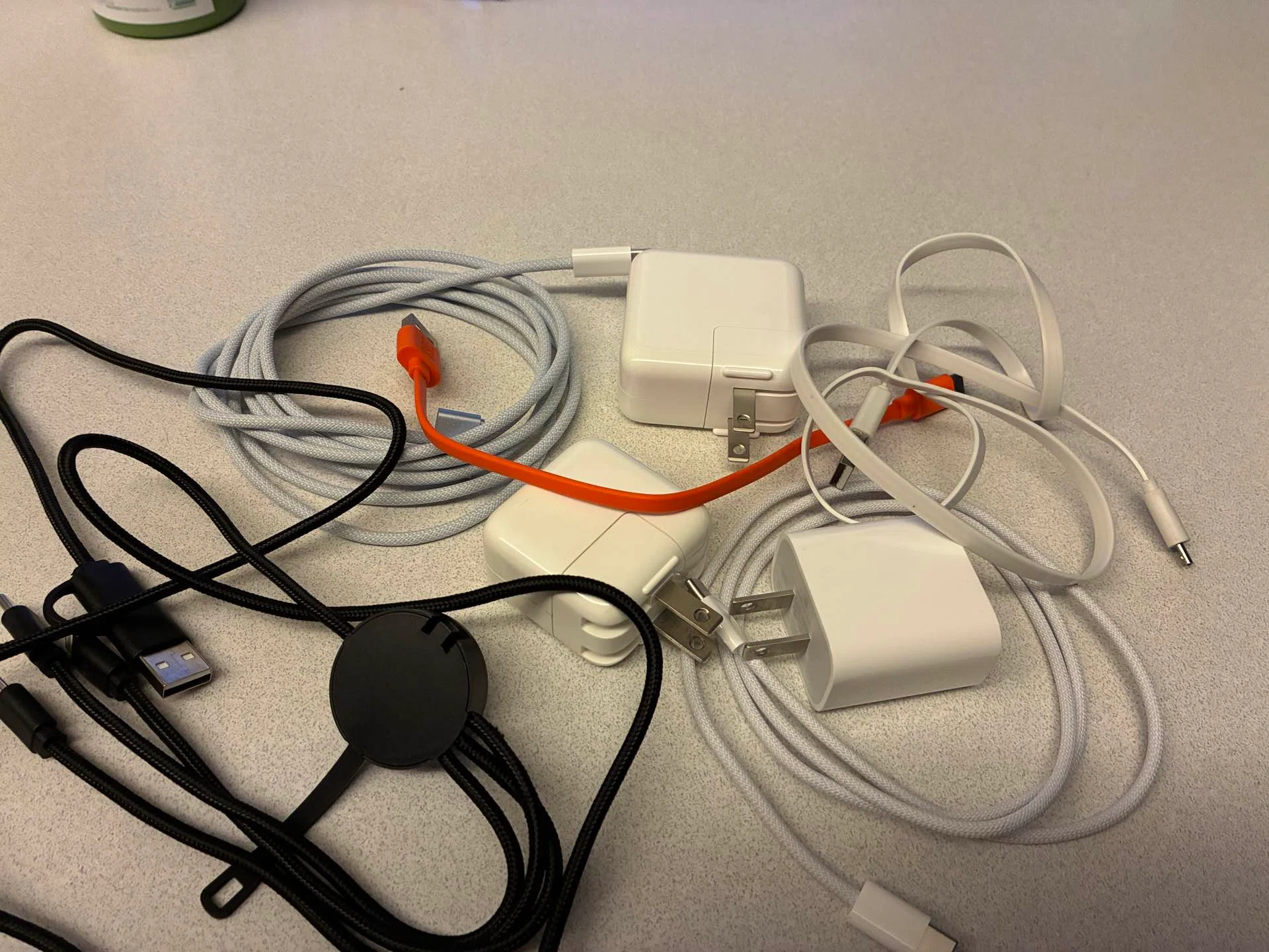 増える充電器減るスペース{買い物}｜釣りが趣味のサラリーマン銀太郎