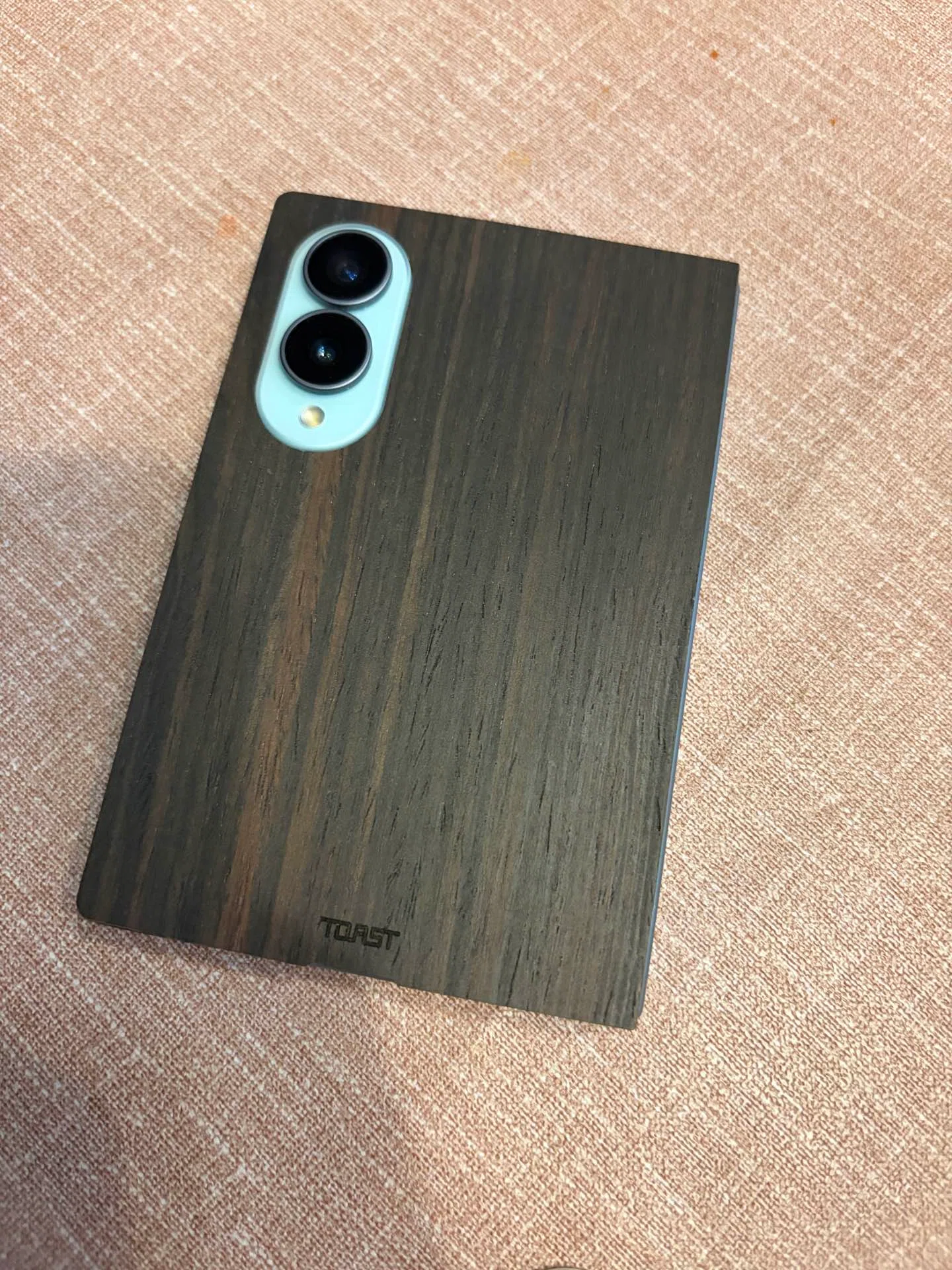 本物の木が香る。Galaxy Z Fold 8向け木製ケースレビュー。｜moja