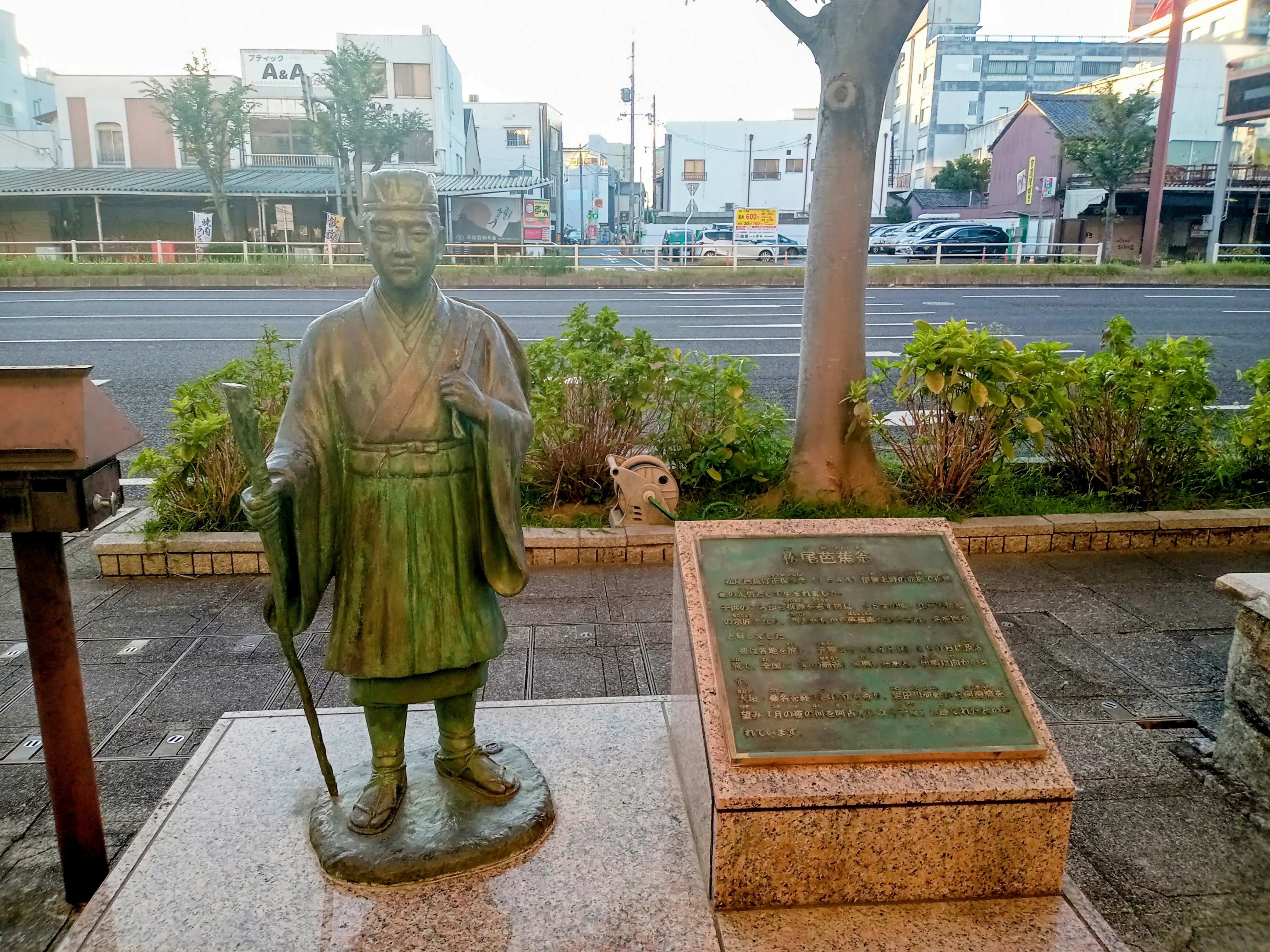寿政作唐銅俳聖芭蕉翁像、共箱付き、時代物！本日限定値下げ。 旅先でよく見かける気がする俳人の像｜irie
