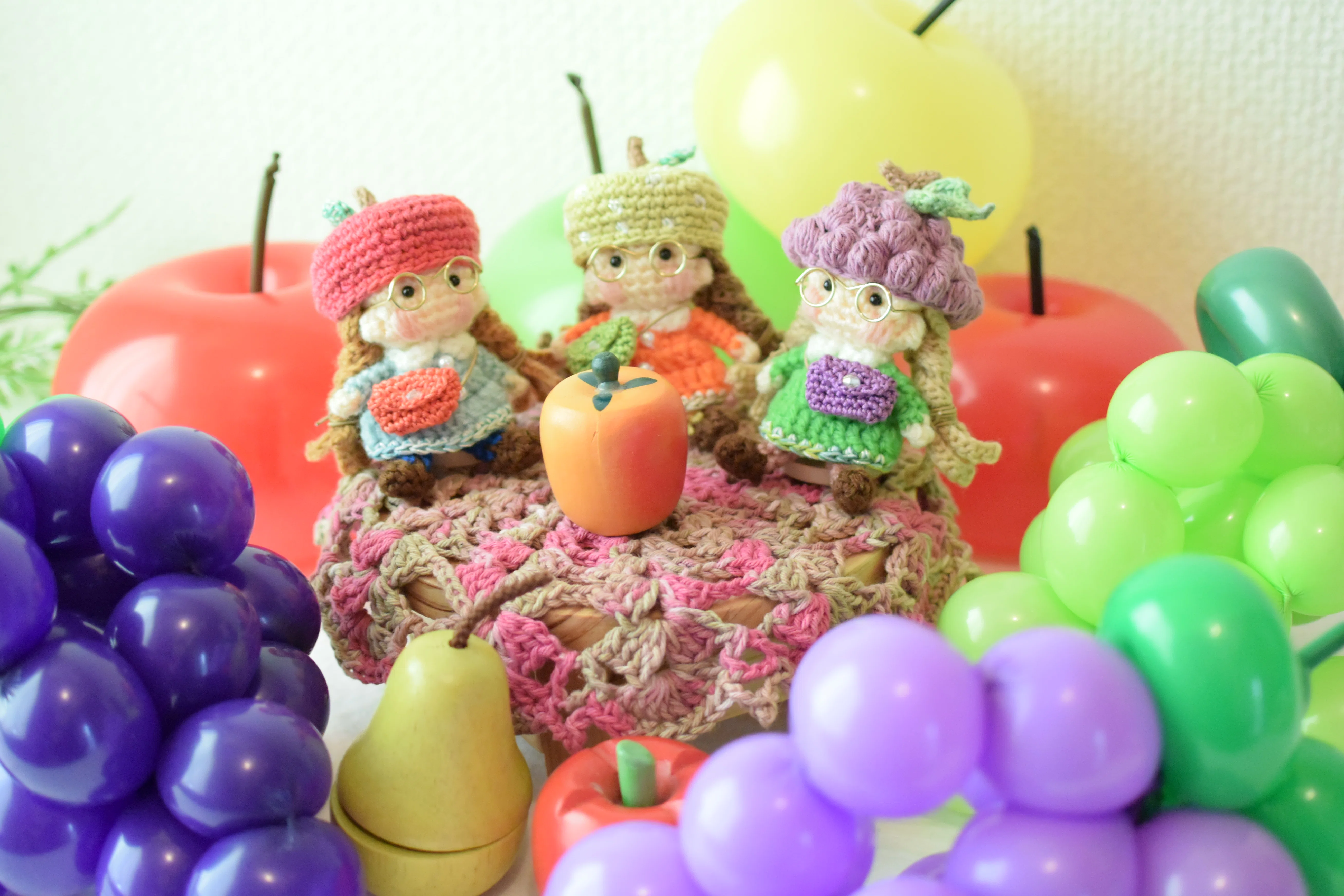 フルーツ帽子の花ちゃん編みました🍐🍇🍎｜ふーこ
