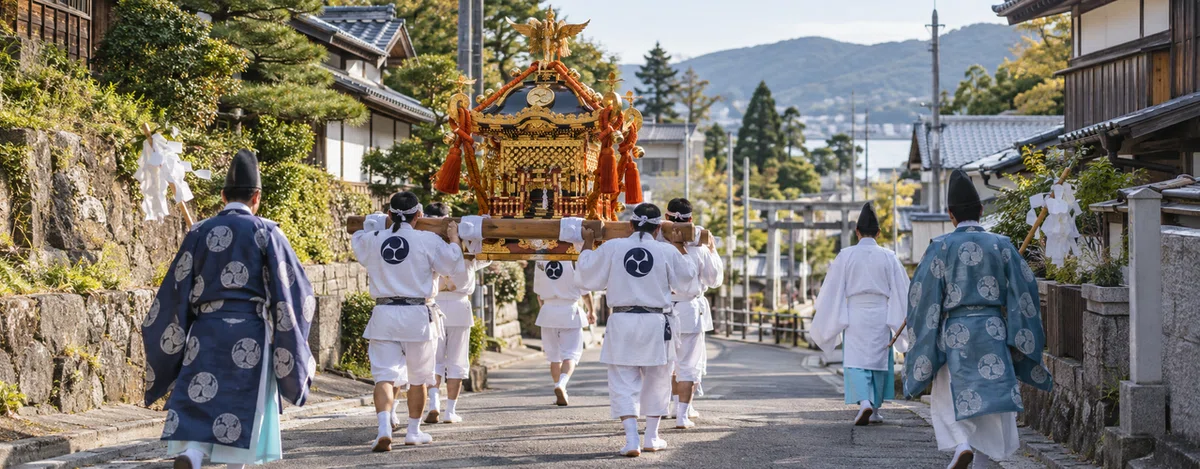 地域の道を進む神輿の渡御