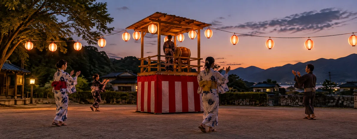 輪になって盆踊りを踊る人々