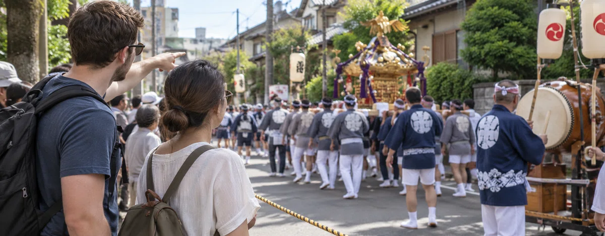 祭礼を見学しながら太鼓や踊りにも目を向ける家族