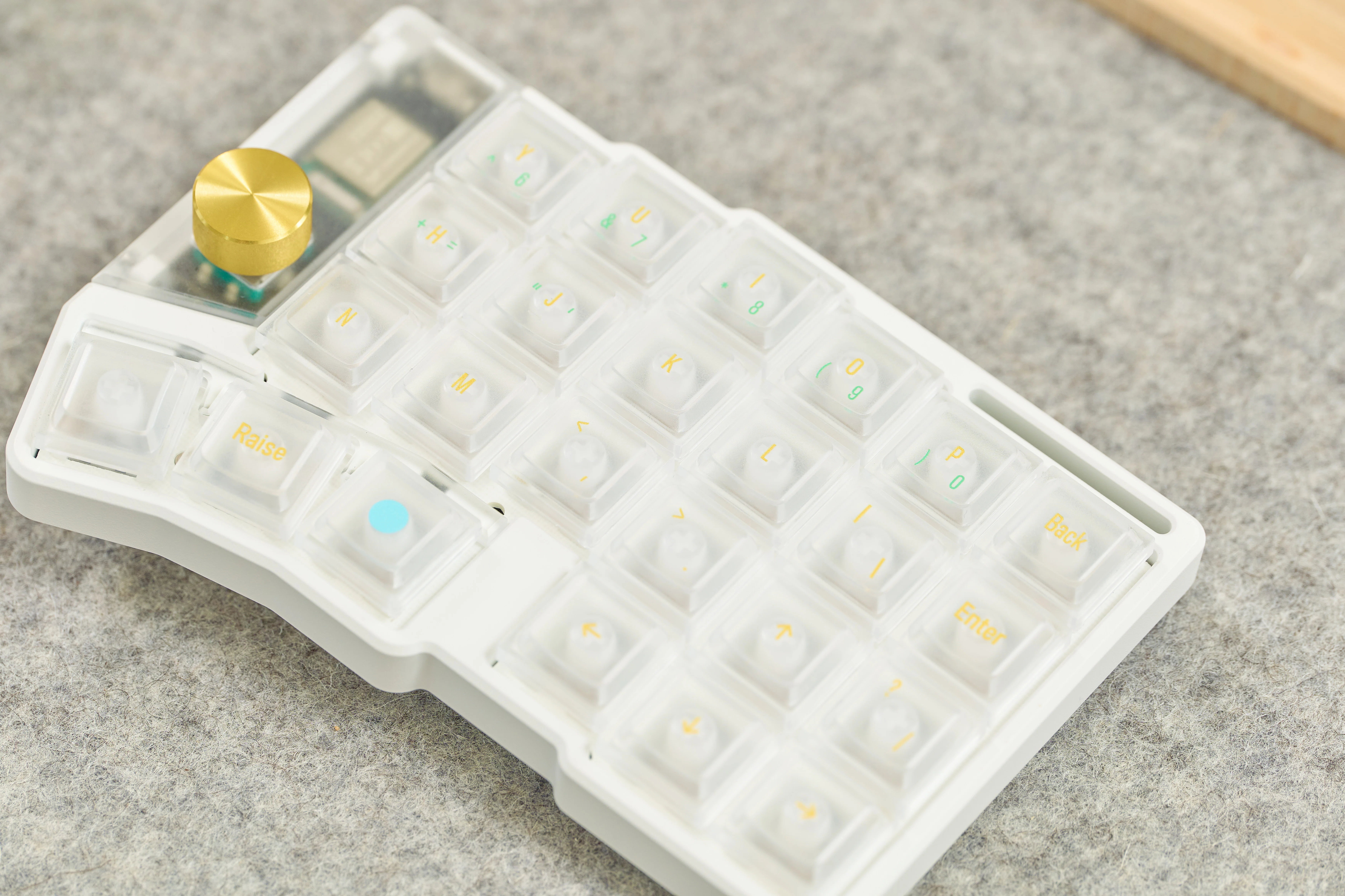 Cornix LP White レビュー｜霧軸とクリアキーキャップで、静かで美しい