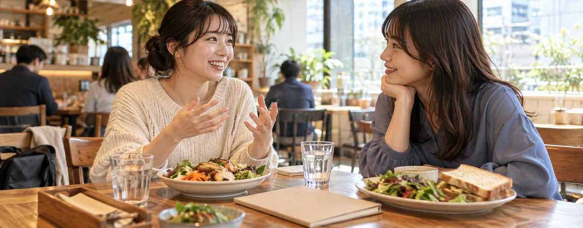 謎解きのあとにカフェで食事を囲み、感想を語り合う2人