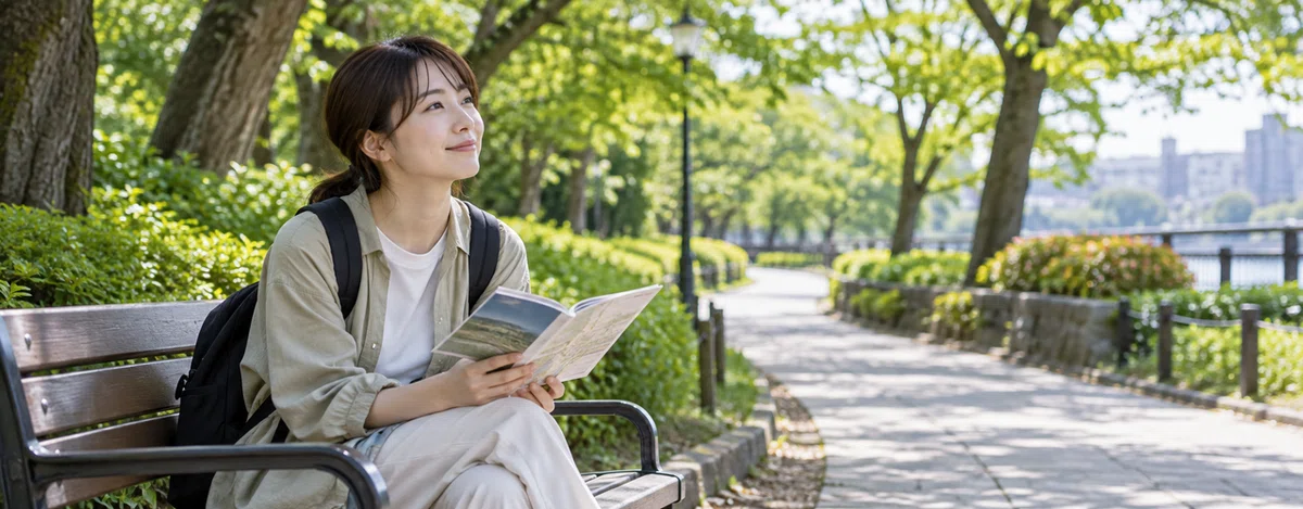 公園のベンチで時間に追われず冊子を楽しむ参加者