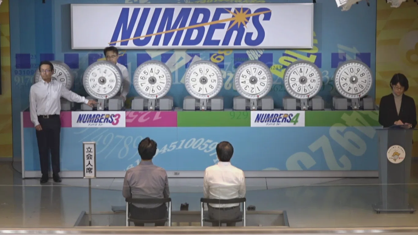 [Numbers] The drawing machine broke down. Wait, they actually spin it ...