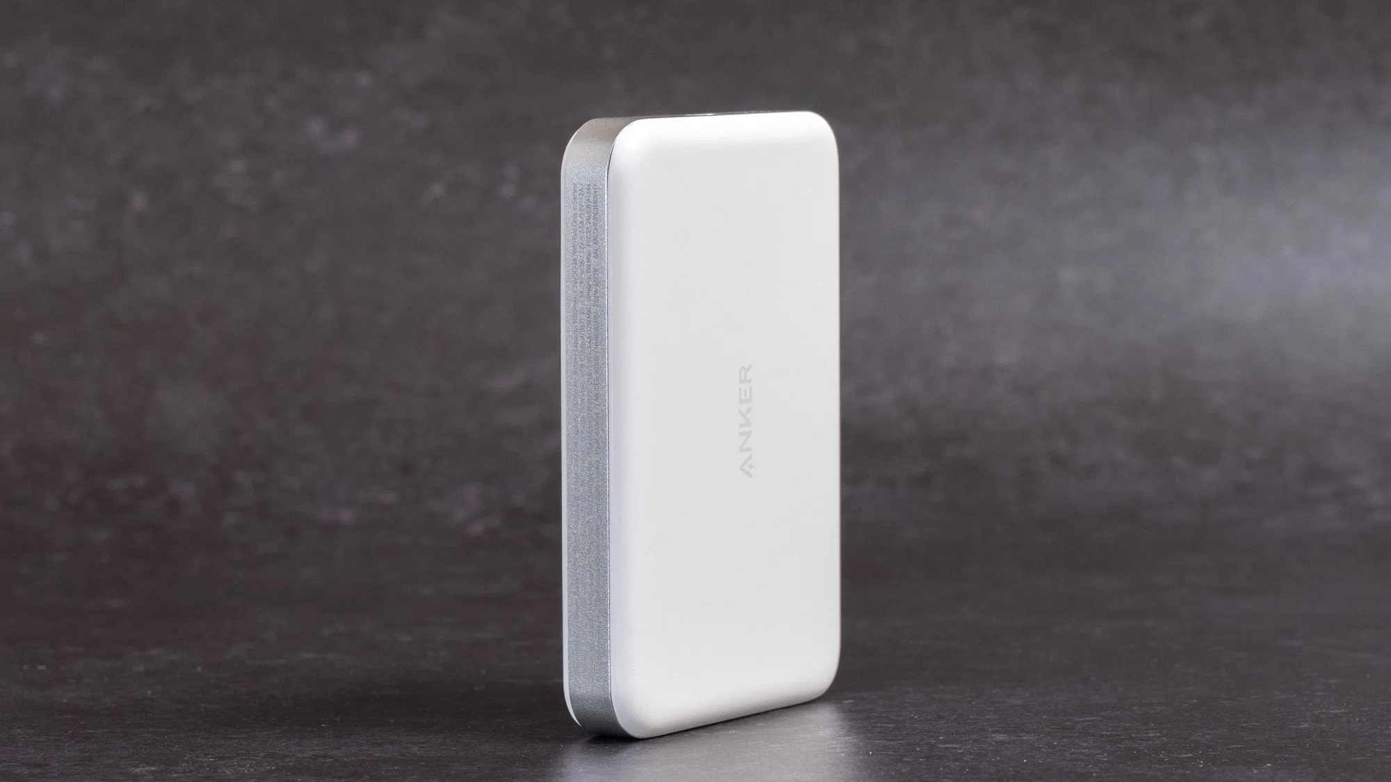 プライム会員限定】磁石でくっつくAnkerの薄型モバイルバッテリーが