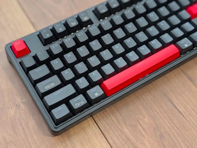 滑らかさが特徴的な赤軸を採用した「Keychron C3 Pro メカニカル