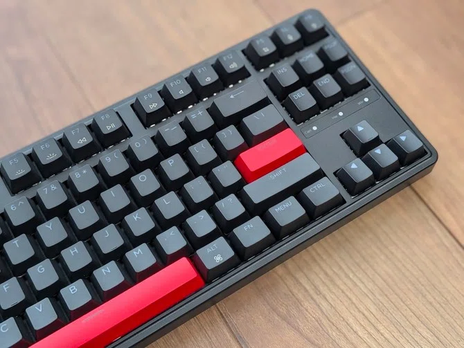 滑らかさが特徴的な赤軸を採用した「Keychron C3 Pro メカニカル