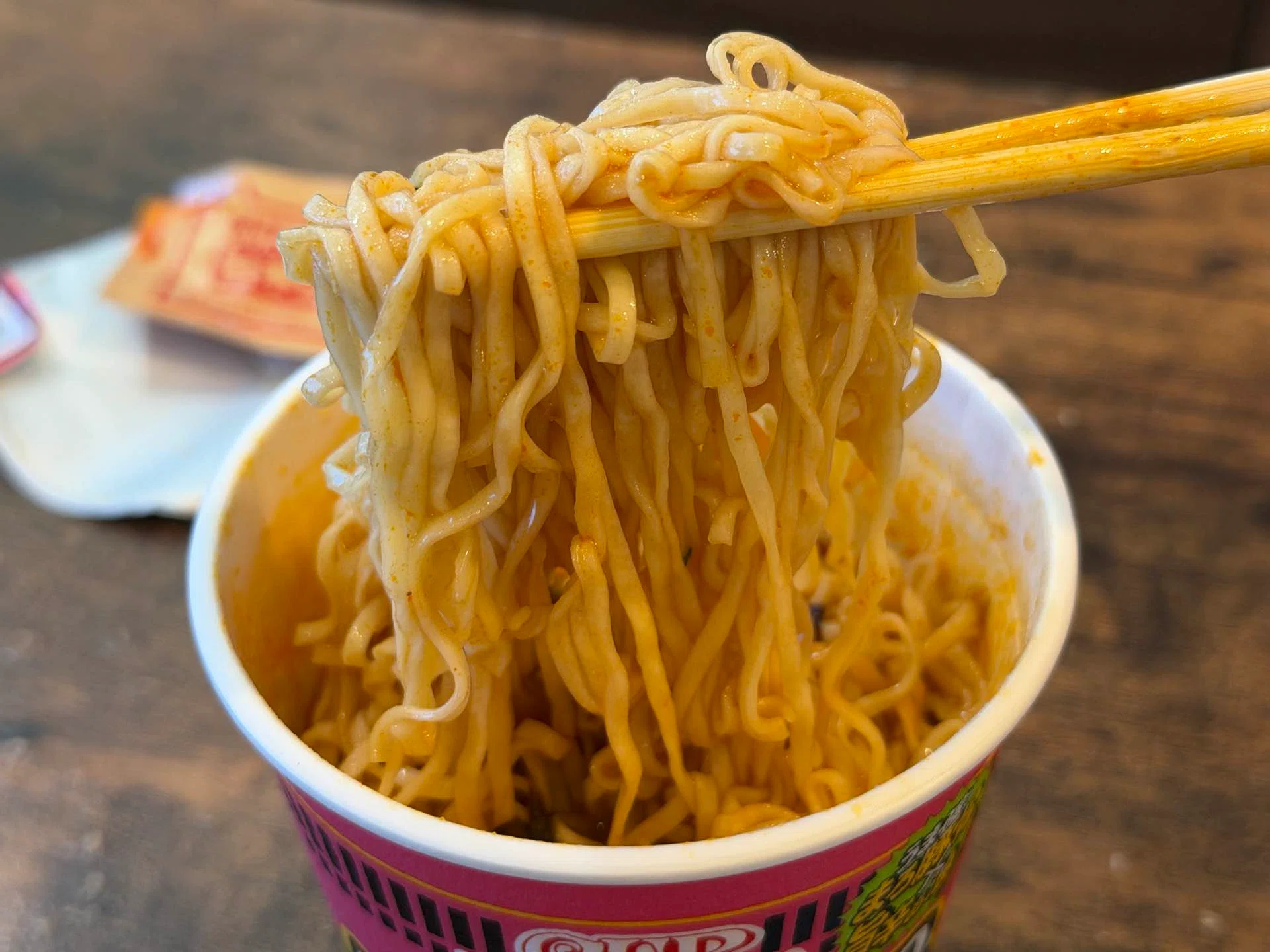 正直レビュー】カップヌードル 辛豚 食べてみた｜fast_seal