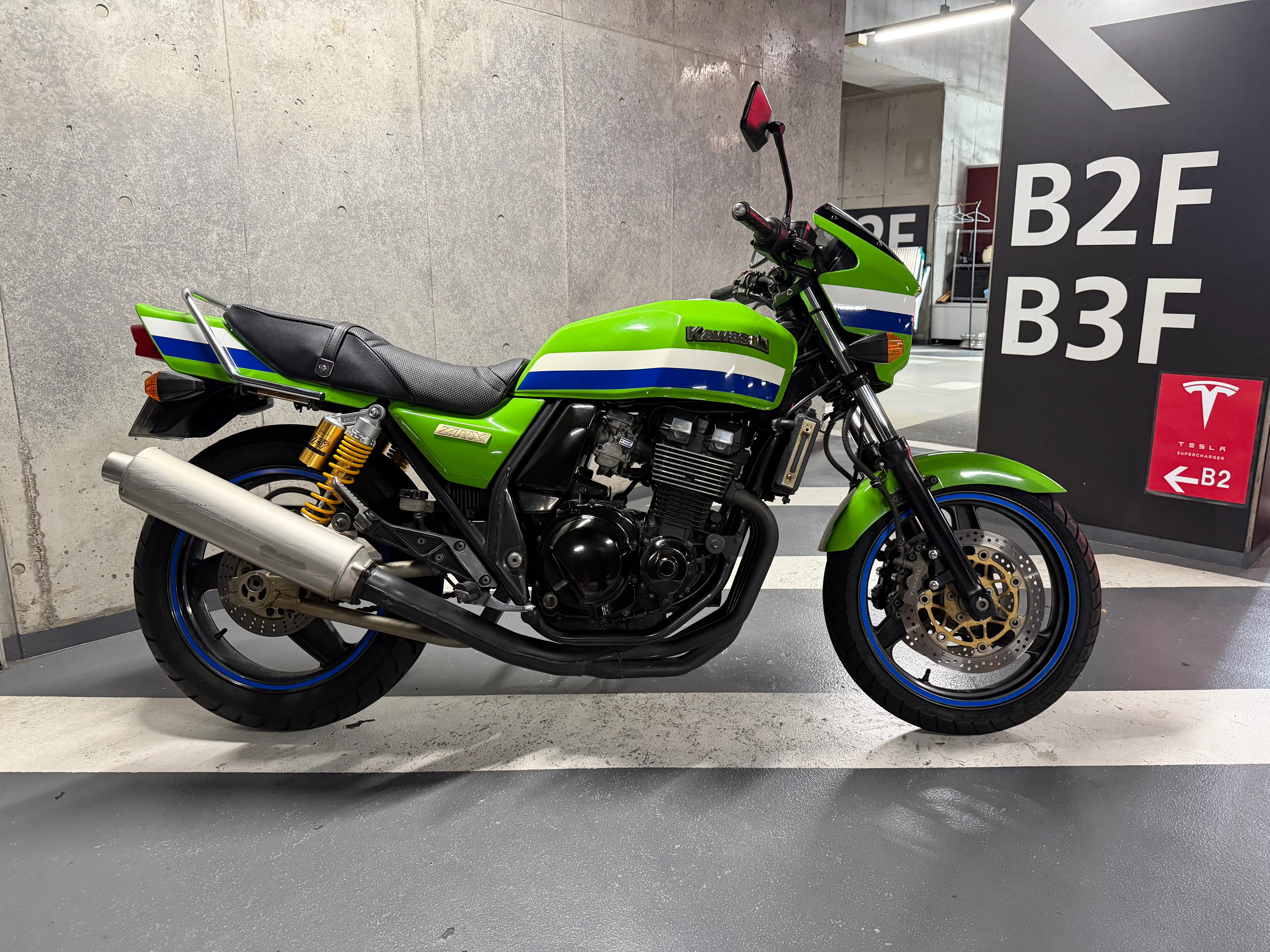 KAWASAKI ZRX400】名車ネイキッドの艶を極める｜バイク洗車専門店