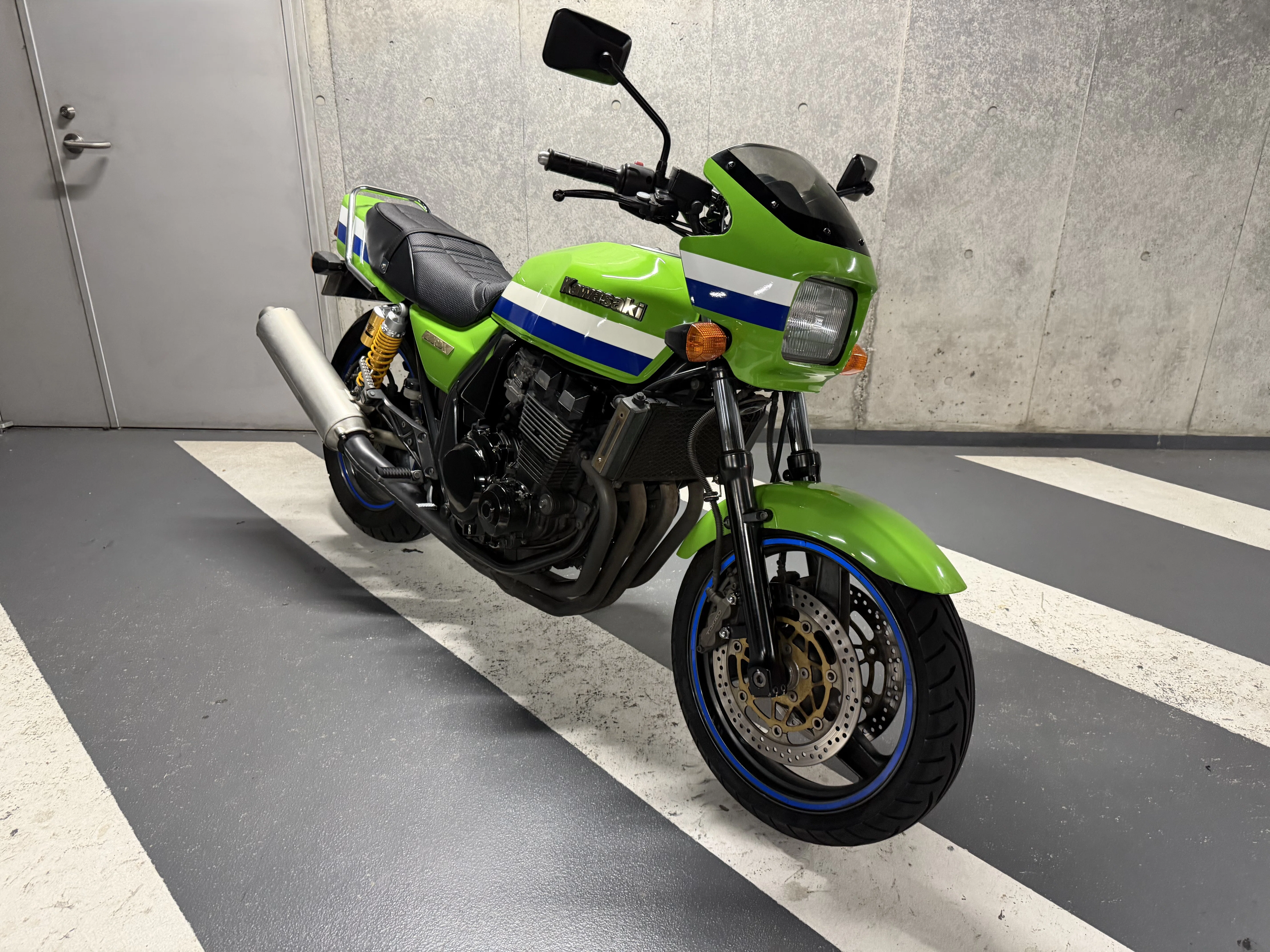 KAWASAKI ZRX400】名車ネイキッドの艶を極める｜バイク洗車専門店