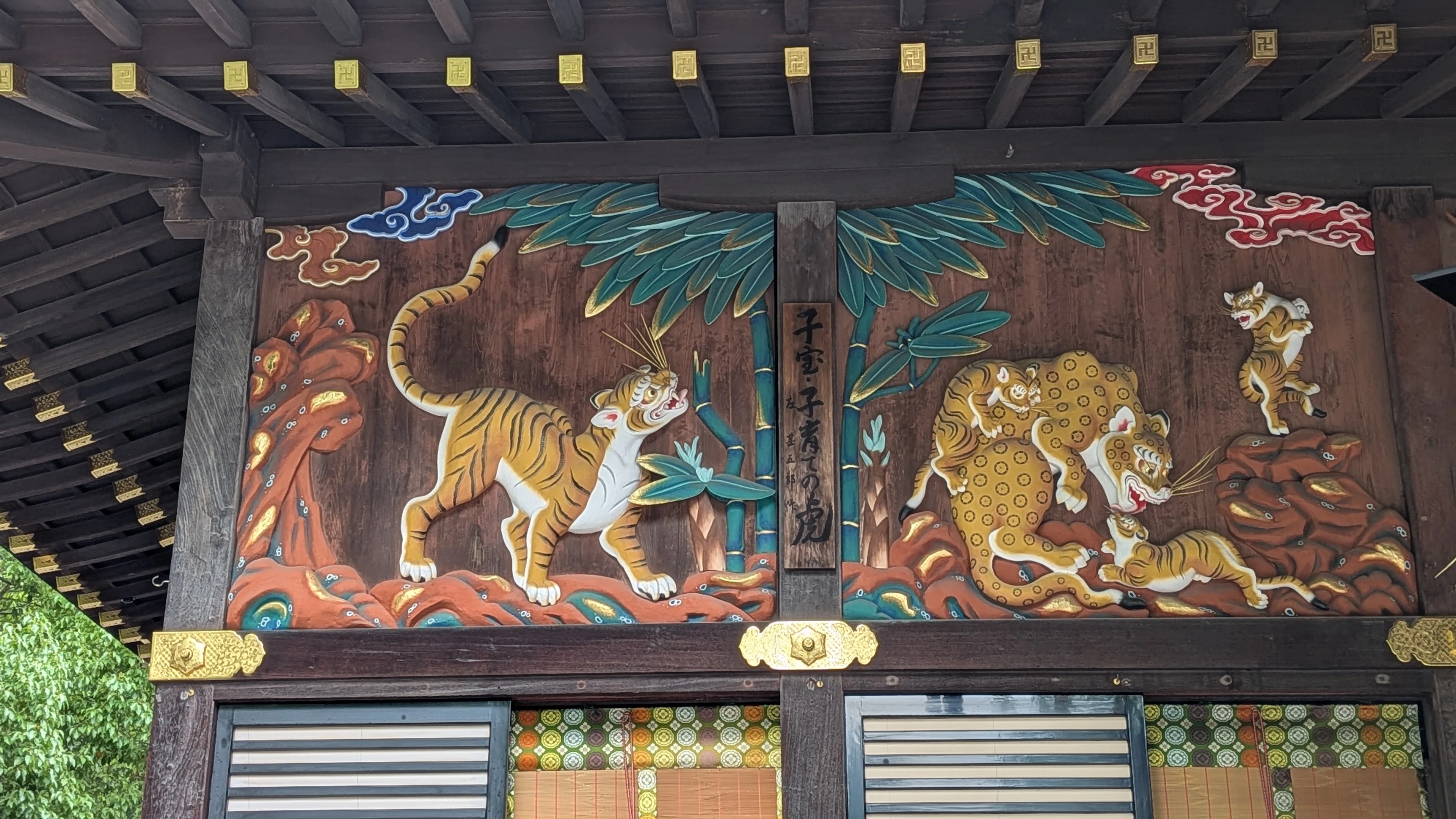 お母さん虎は、豹柄がお好き！？｜秩父神社の虎彫刻｜こむぎ｜神社仏閣