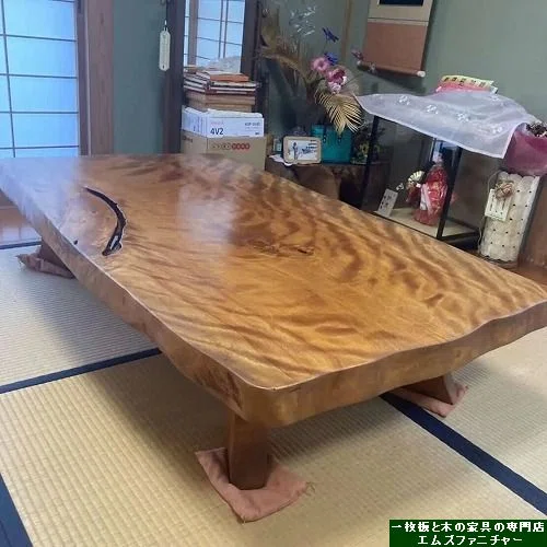 538,祖母の座卓から新居のシンボルへ。受け継がれる樺の一枚板テーブル