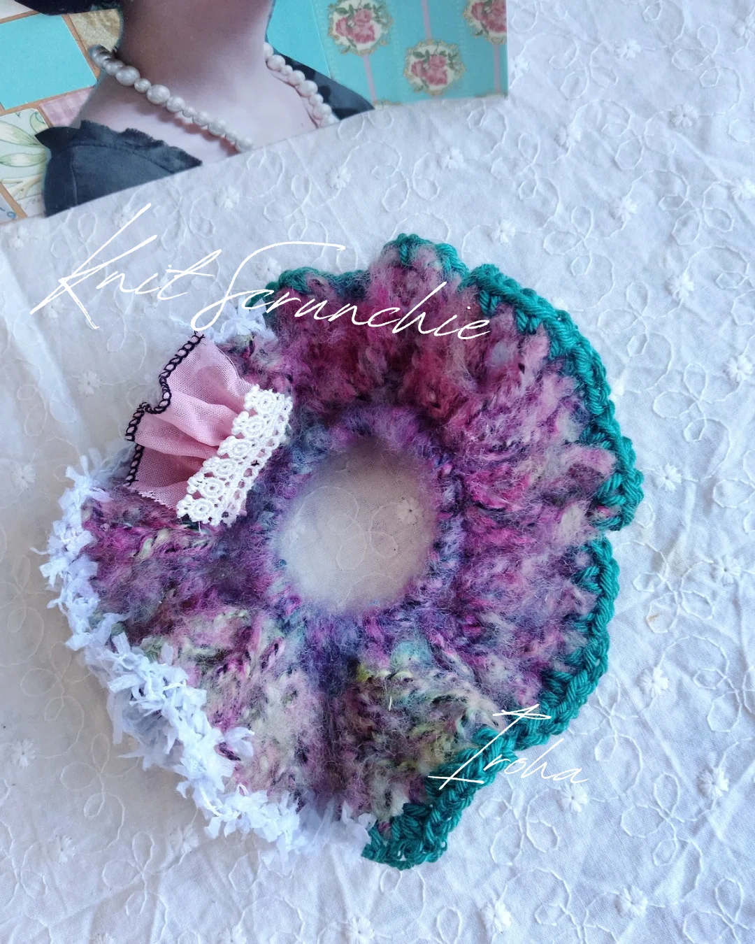 Autumn-colored scrunchies and mini brooches knitted with Seria's ...