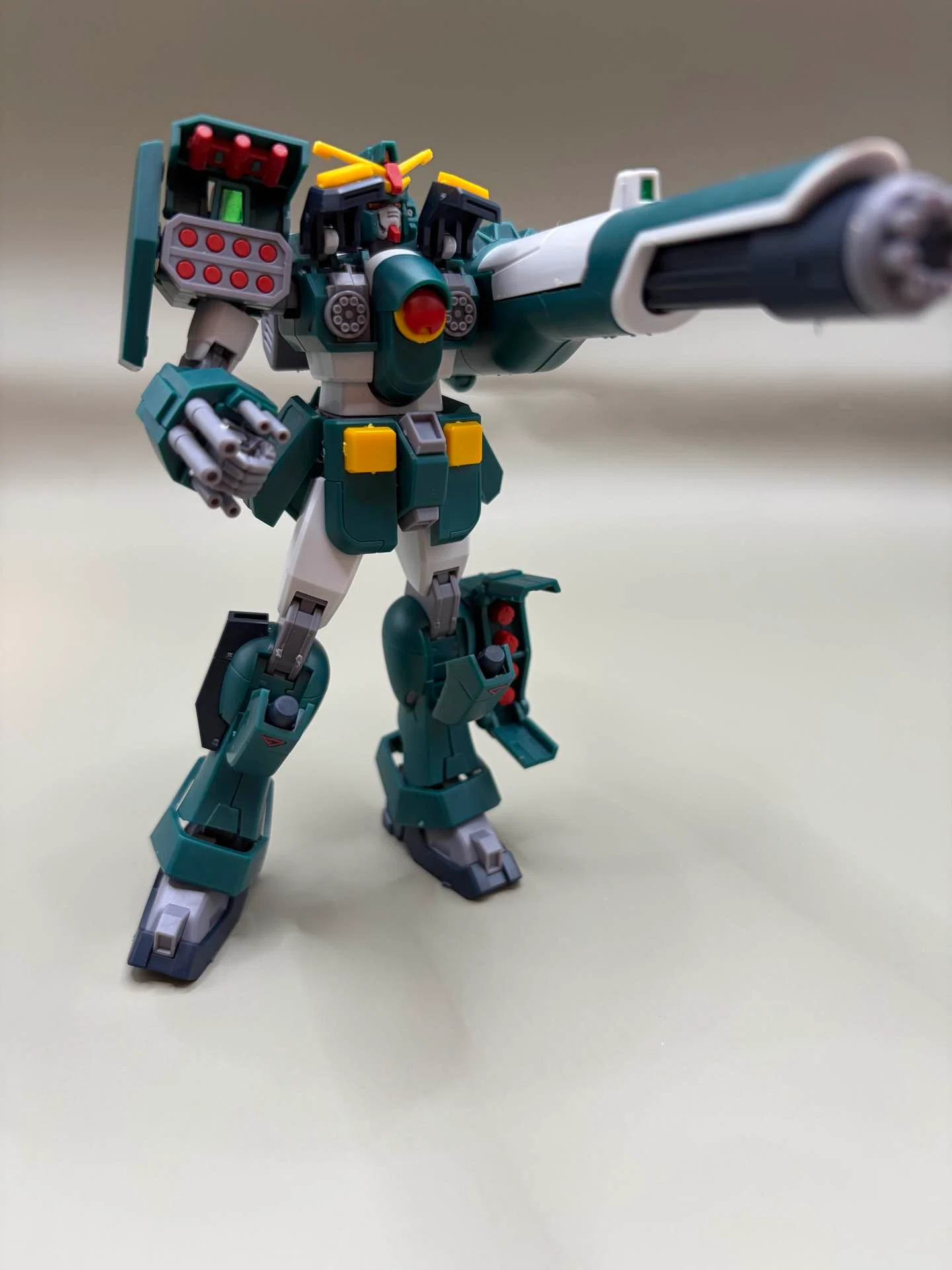 HG 1/144 ガンダムレオパルド 部分塗装　完成品 おまけスタンド付 HG 1/144 ガンダムレオパルド製作後レビュー ～重火器モリモリなのに
