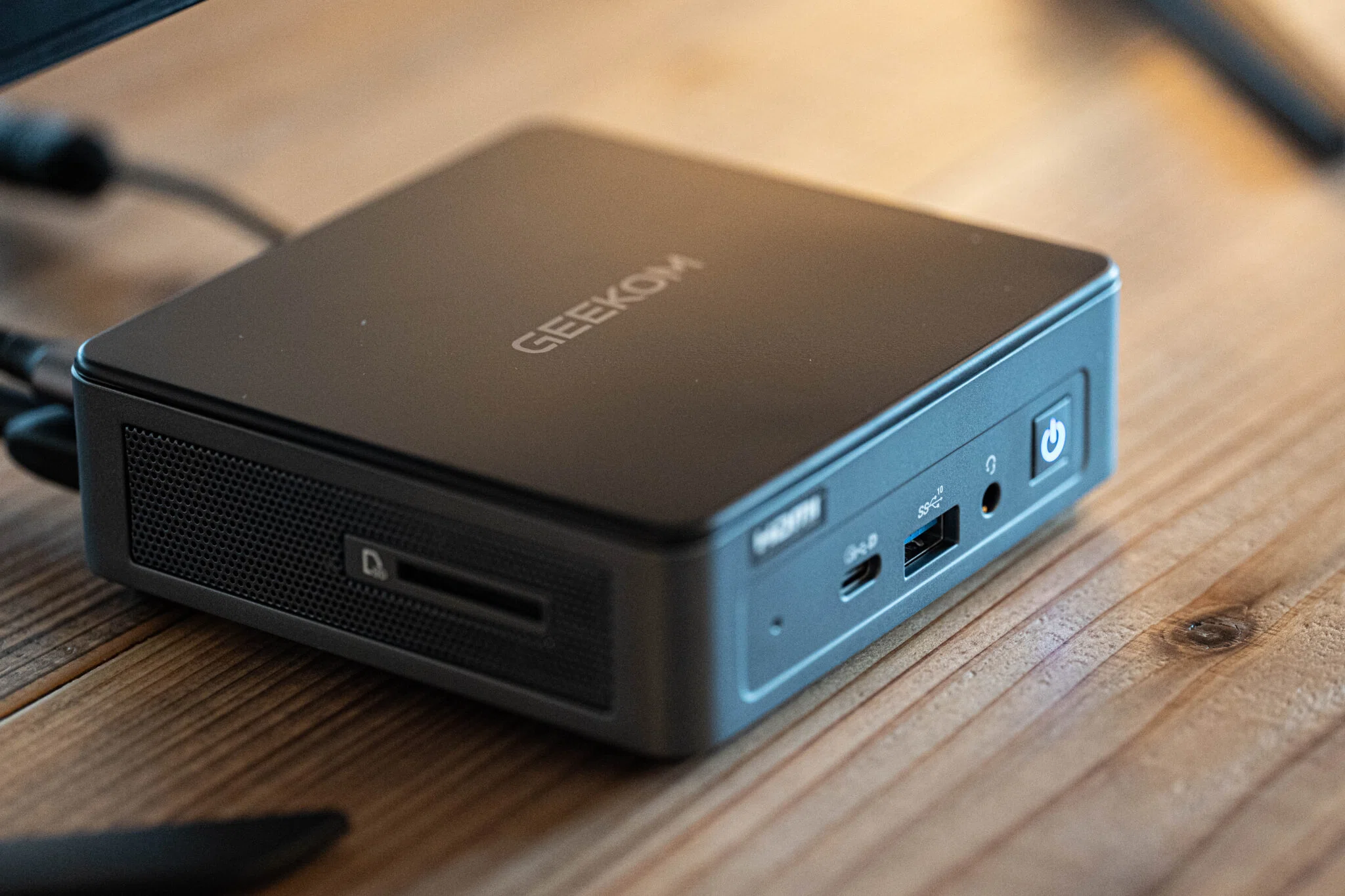 クラウドAIの専用機に“ミニPC”という選択肢。5万円切り「GEEKOM Air12