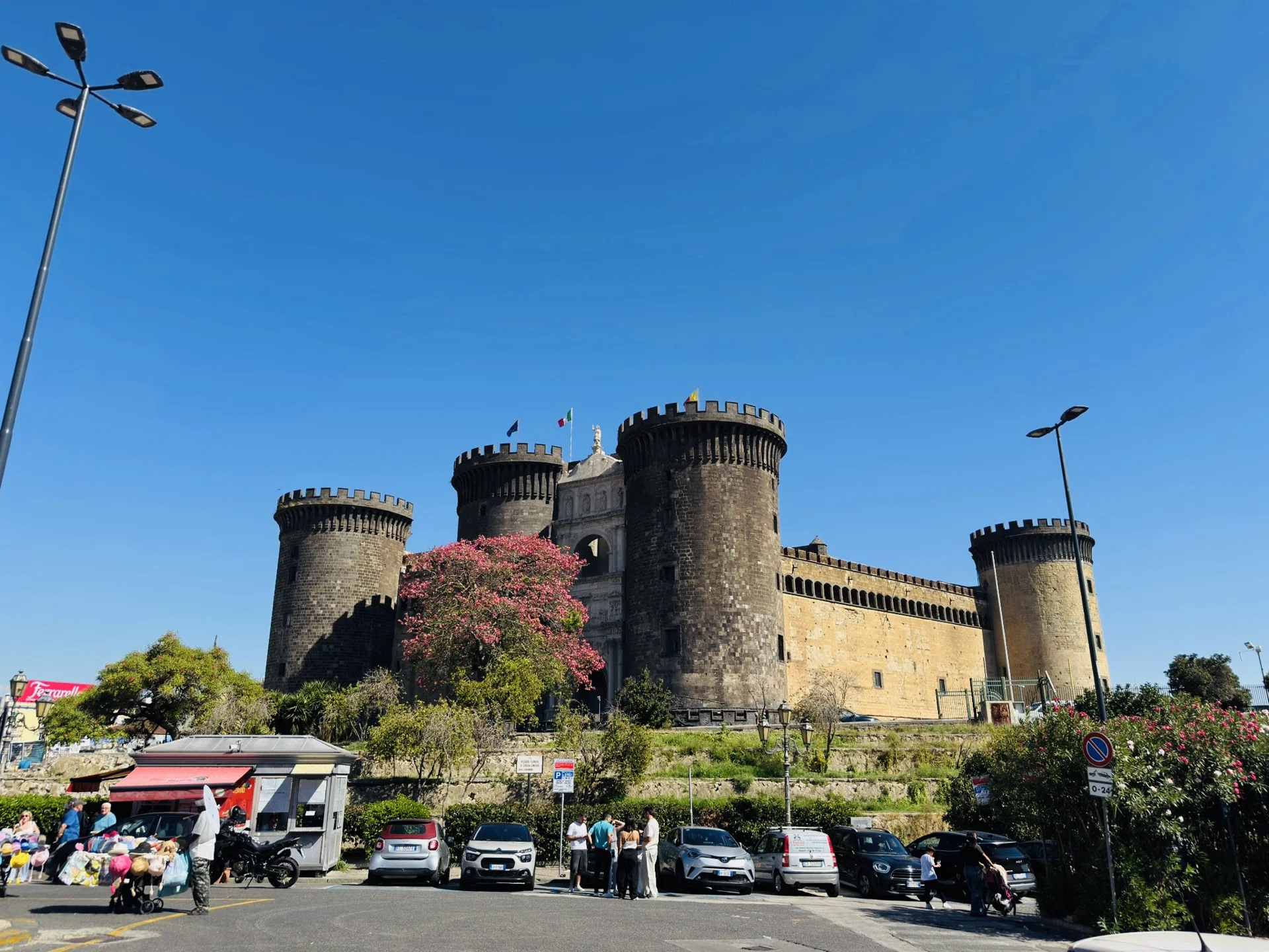 旅記136日目｜イタリア🇮🇹 ナポリ｜細い路地と高い建物が続く、雑多で